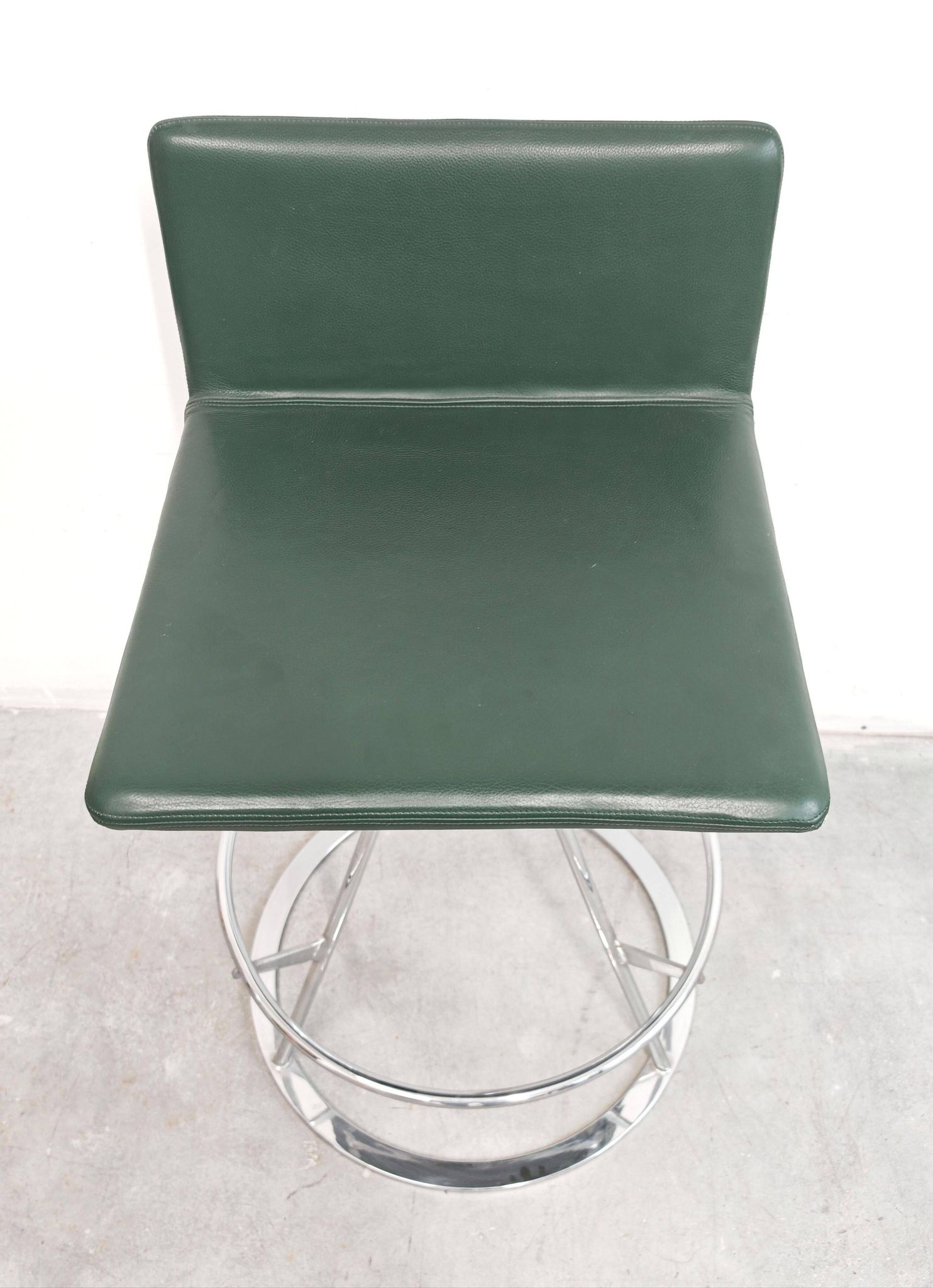 Pair of Dania bar stools in leather by Salvati & Tresoldi for Saporiti.