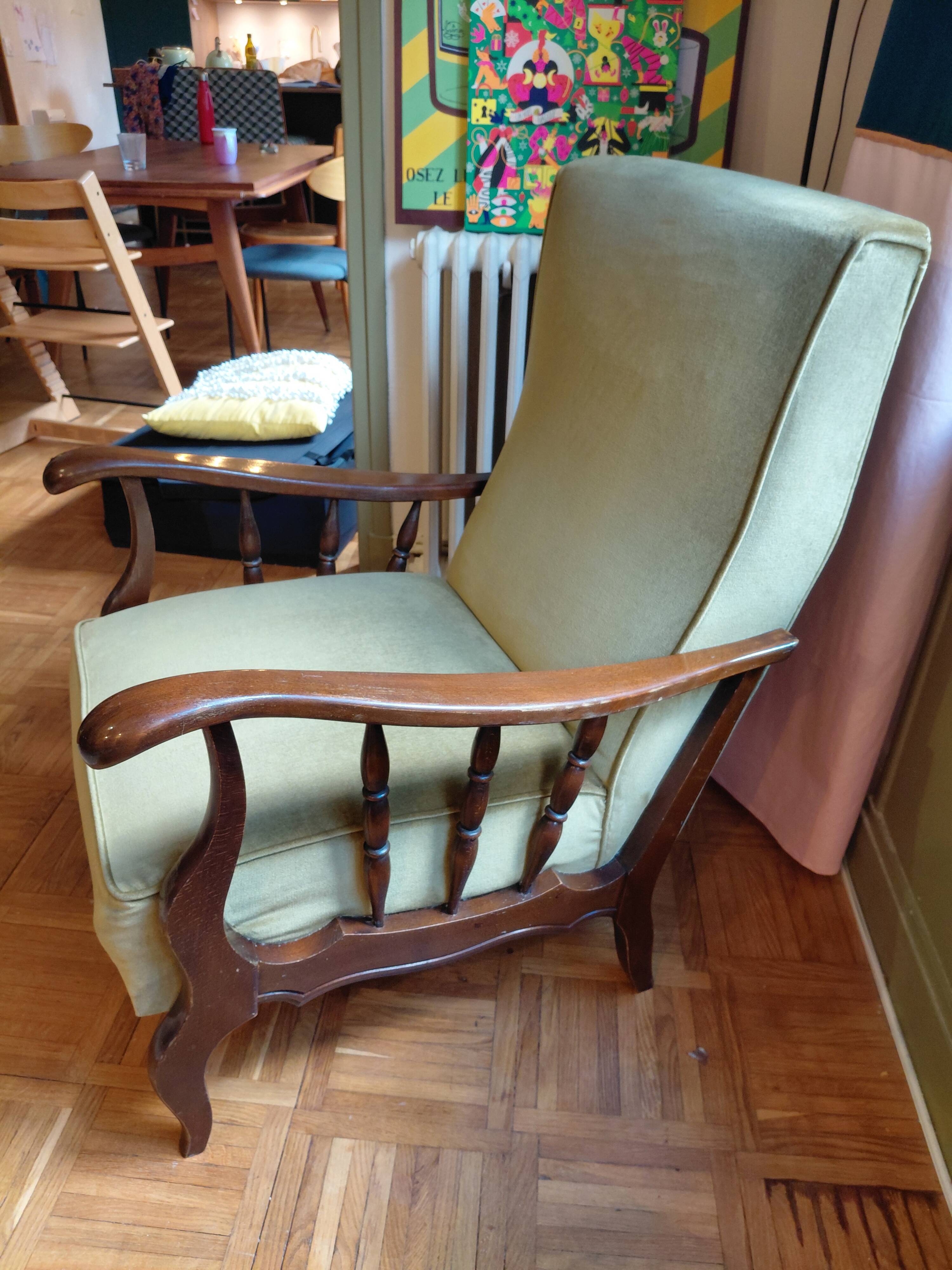 Lot of 2 olive green velvet armchairs.