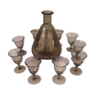 Carafe à liqueur en verre brun et liseré or et 9 petits verres a liqueur vintage