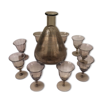 Carafe à liqueur en verre brun et liseré or et 9 petits verres a liqueur vintage