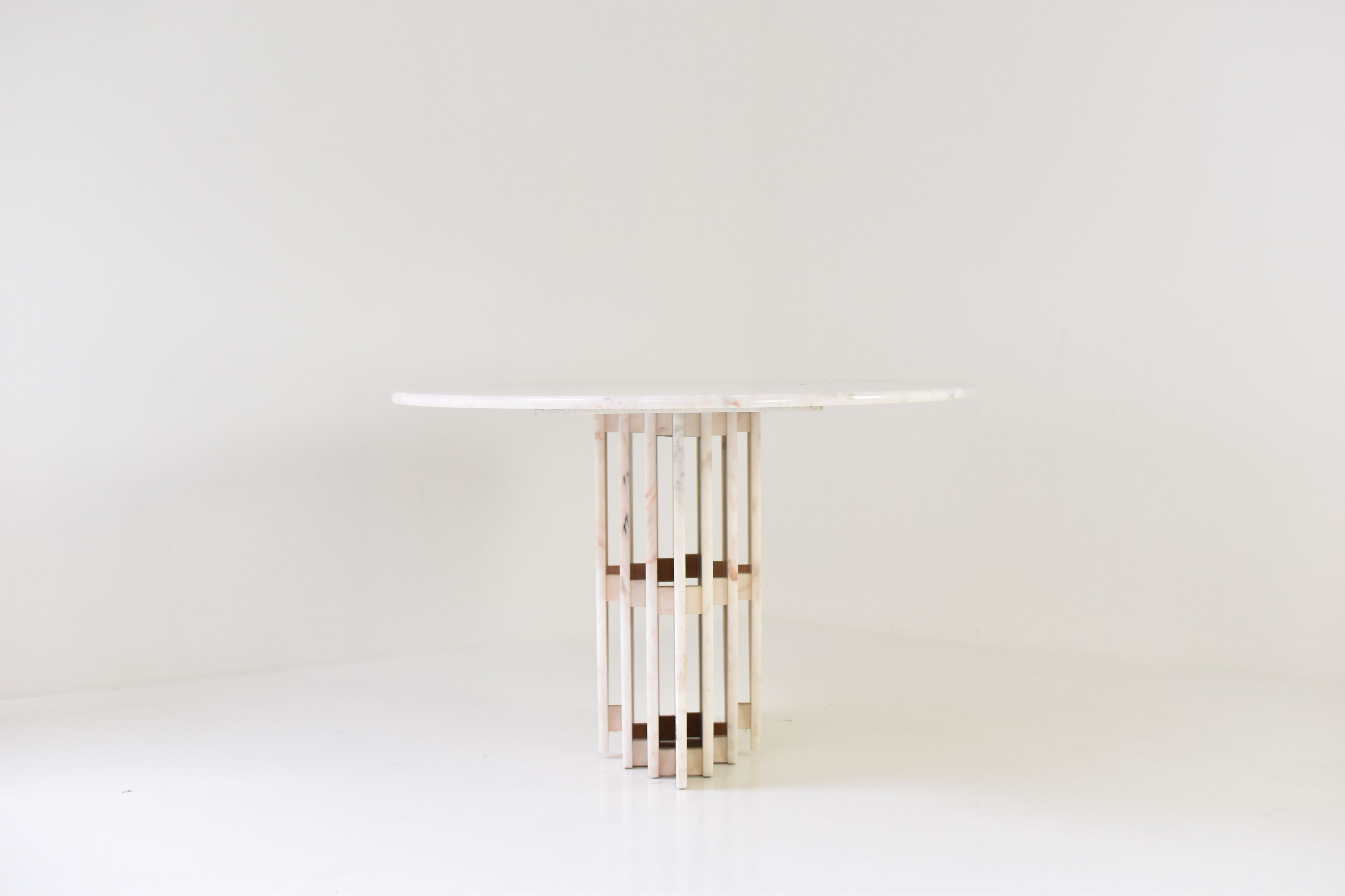 Mid century modern oval dining table in marble from Italy, 1980’s.