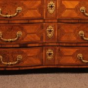 Mazarine chest of drawers from the early 18th century