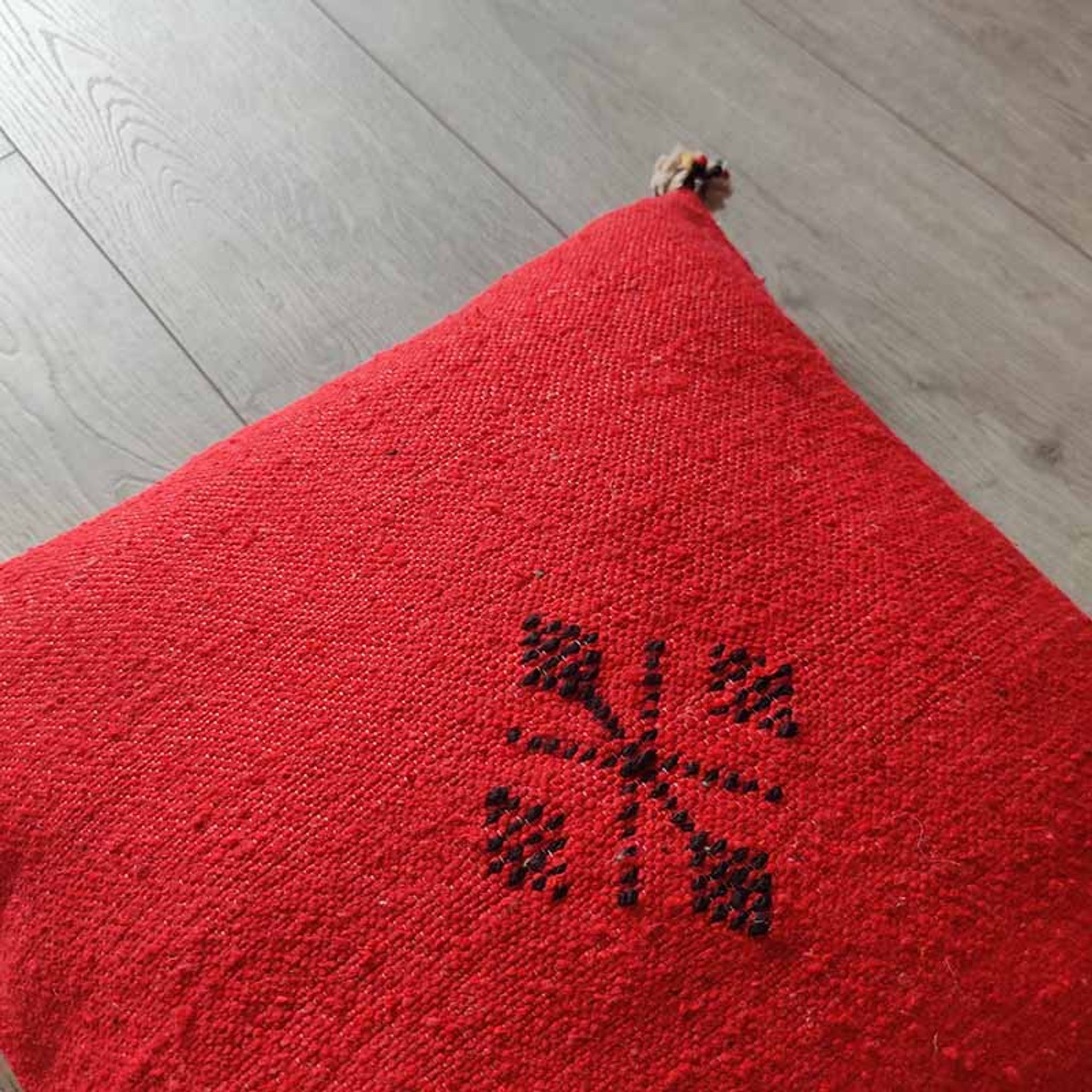 Coussin marocain rouge à pompon en coton
