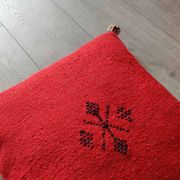 Coussin marocain rouge à pompon en coton