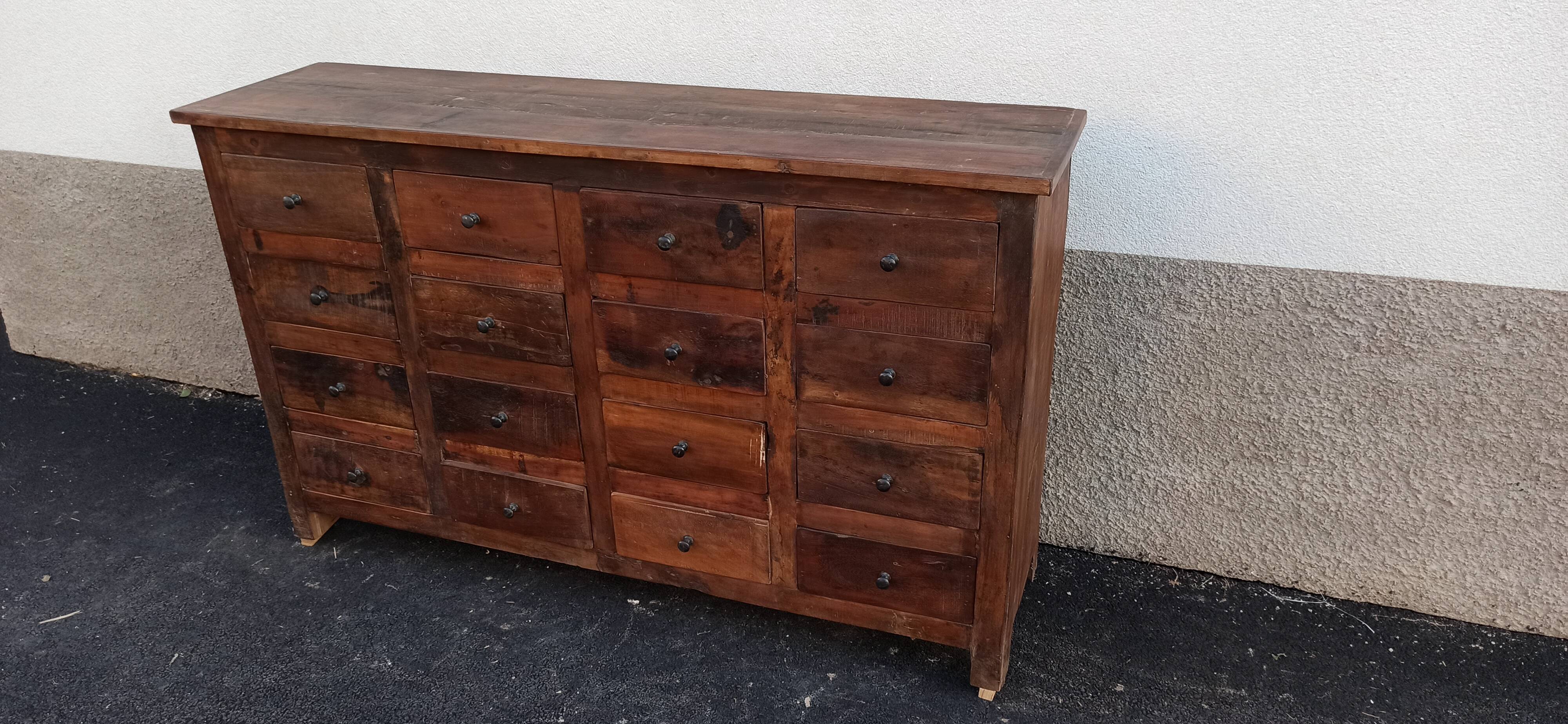 Meuble en bois à tiroirs