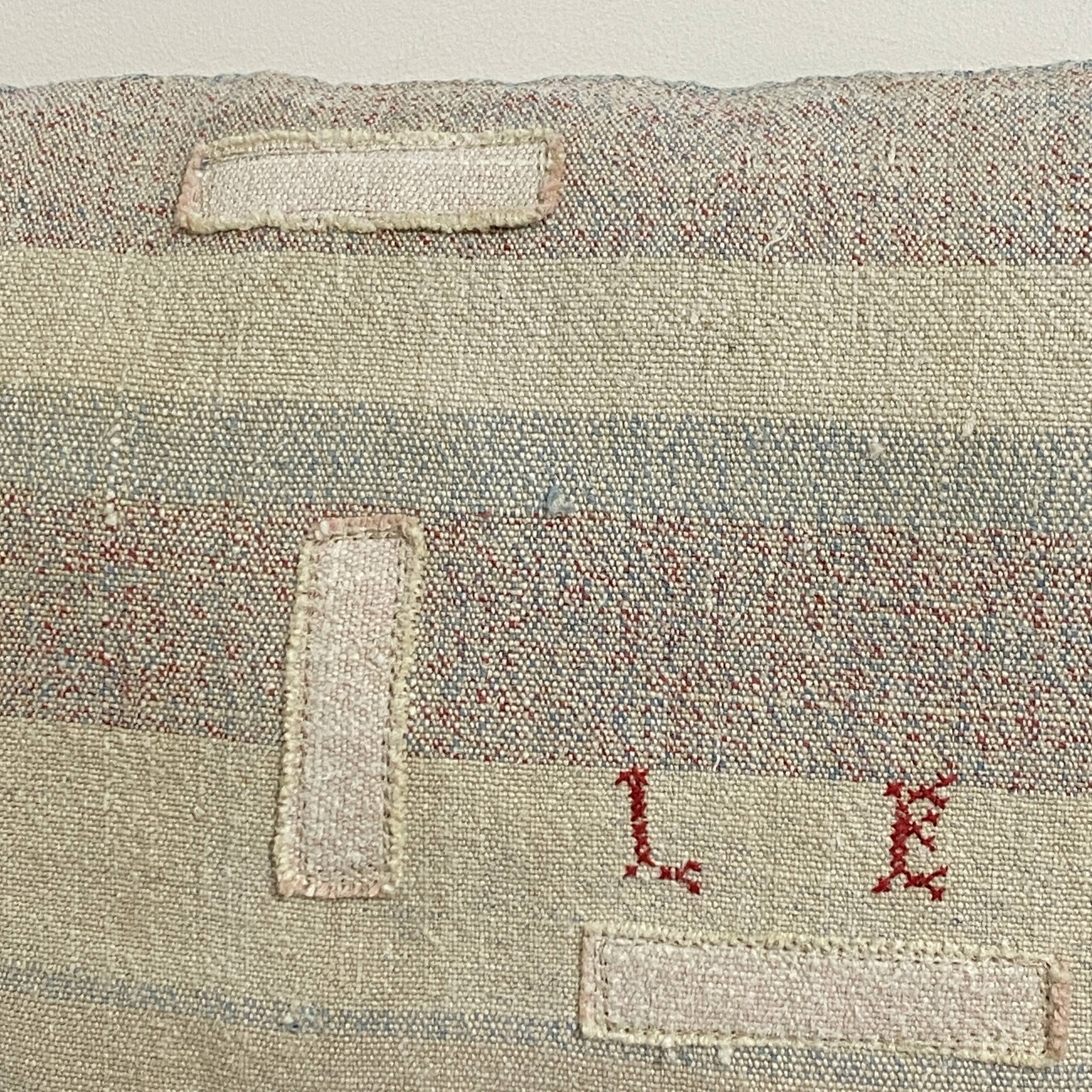 Coussin artisanal en toile ancienne style Kilim