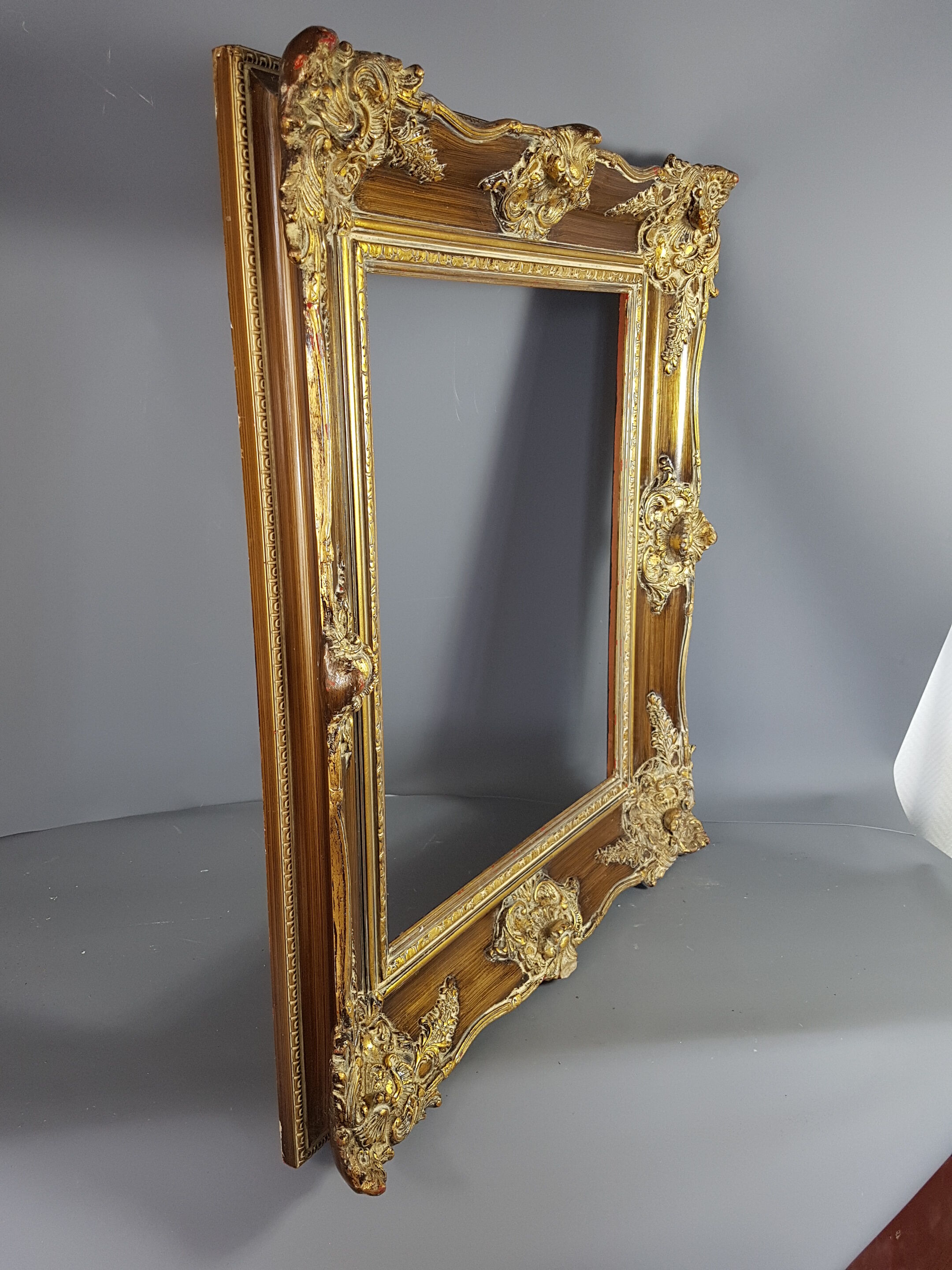 Large frame Louis XV style wood and gilded stucco patinated 78x69 cm, leaf: 55.5x46.5 cm