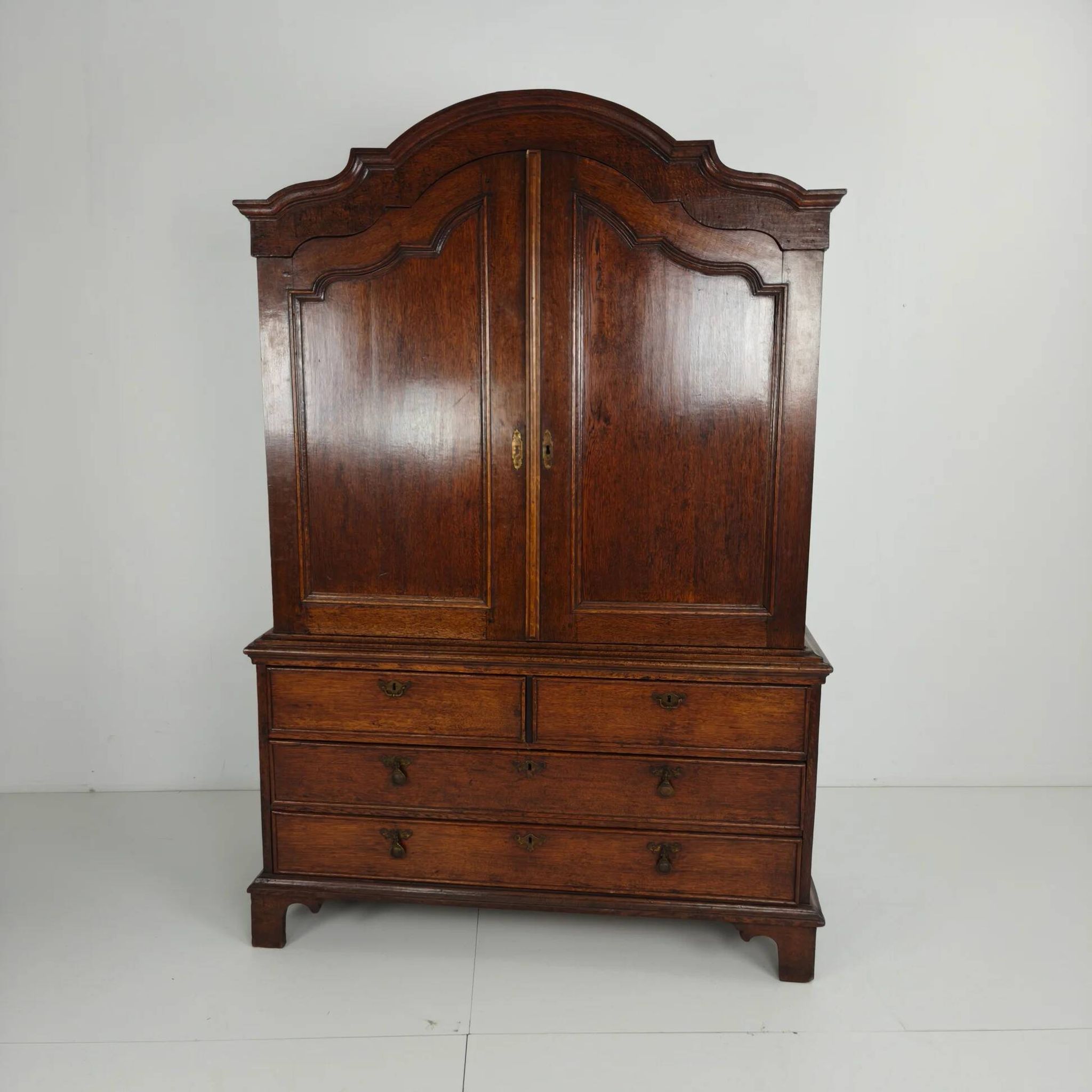 Rare armoire hollandaise en chêne du XVIIIe siècle – « Luierkabinet »