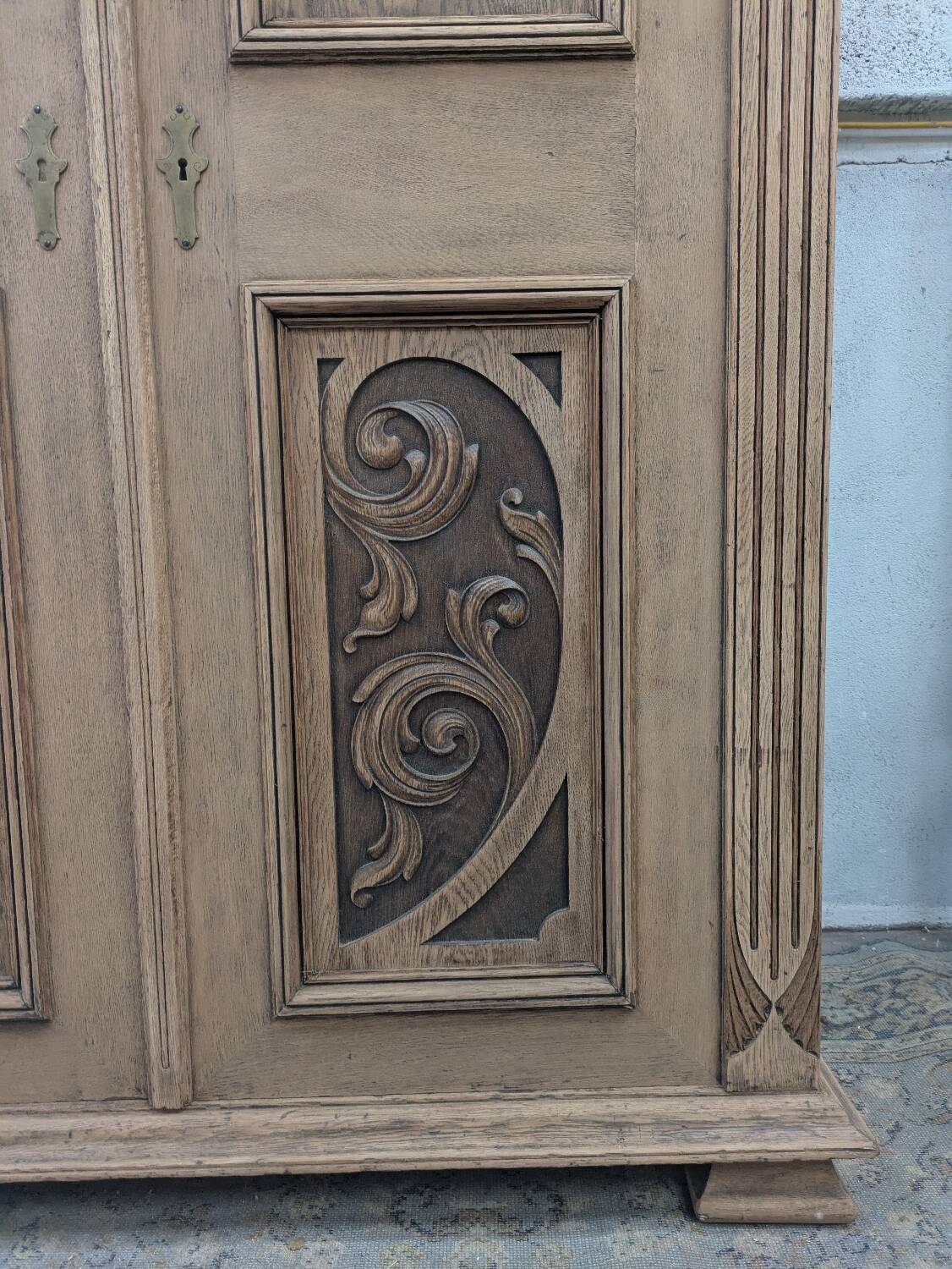 Armoire sculptée