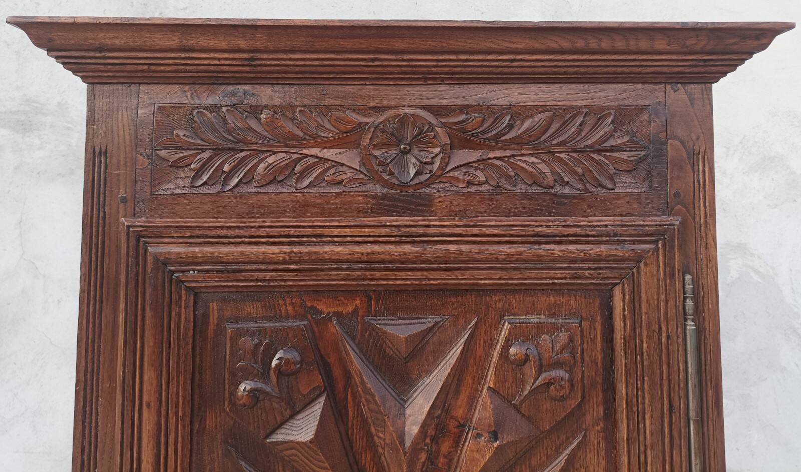 Standing man Louis XIII in oak