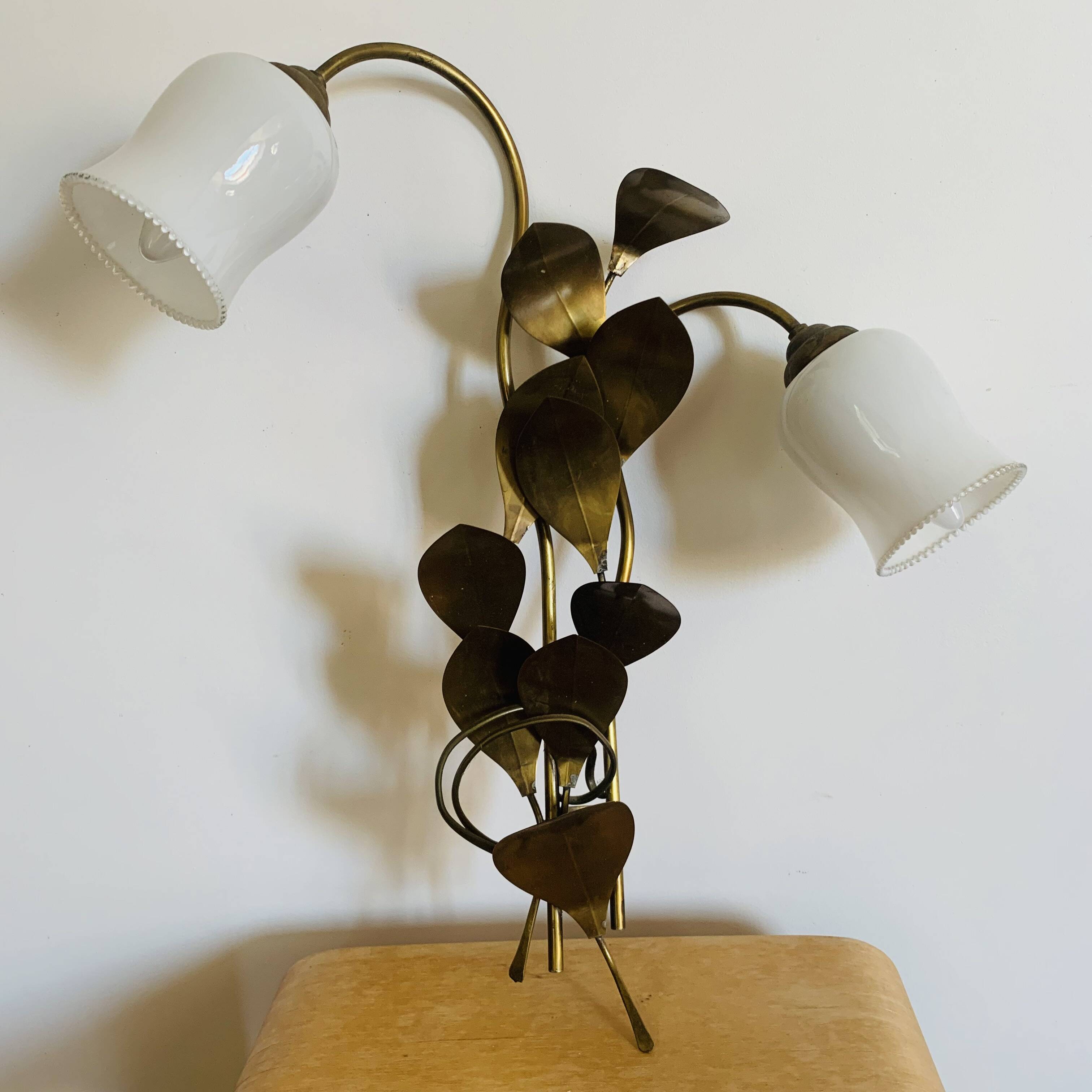 Floral wall light with 2 bulbs in brass and opaline, – 1950s/60s