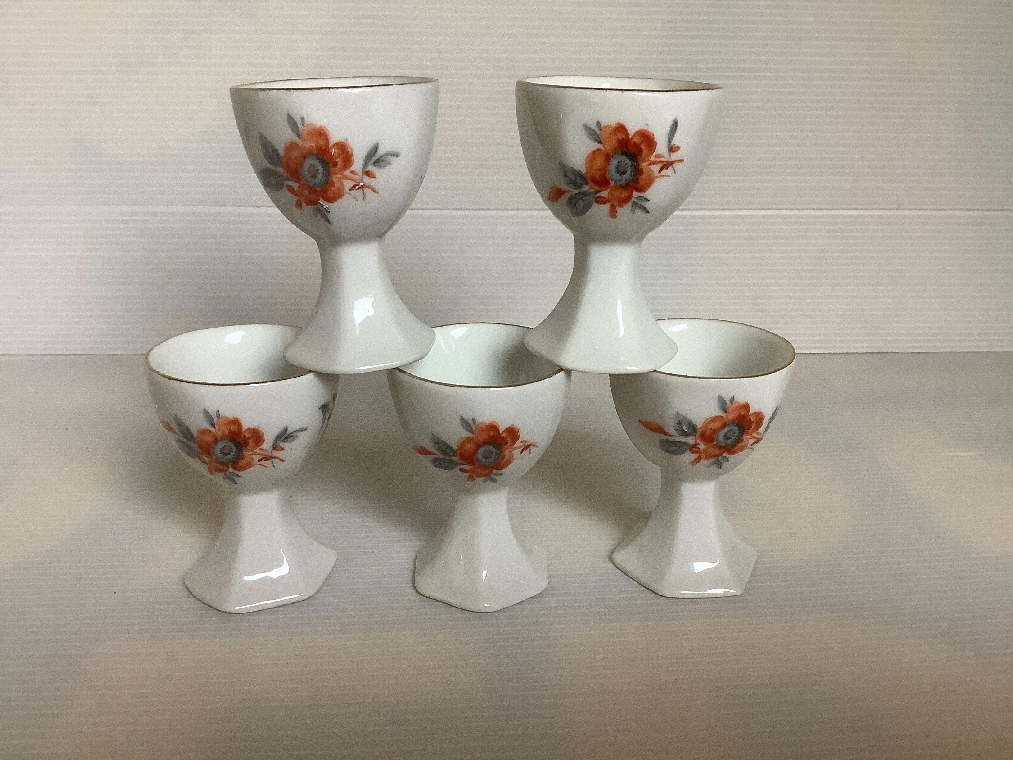 Five ancient cockerry orange and gray flowers foot polygon