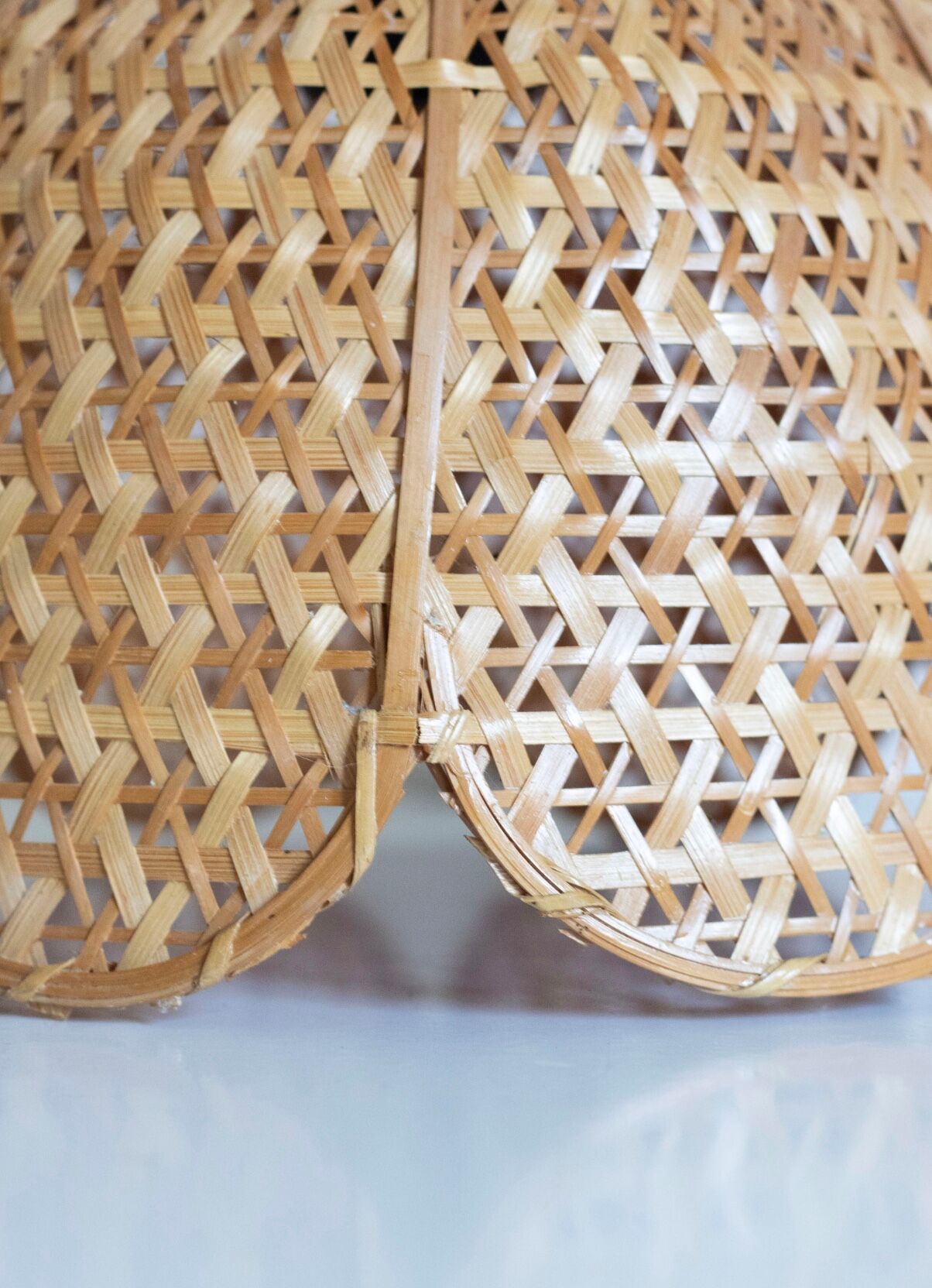 Vintage flower suspension in wicker rattan