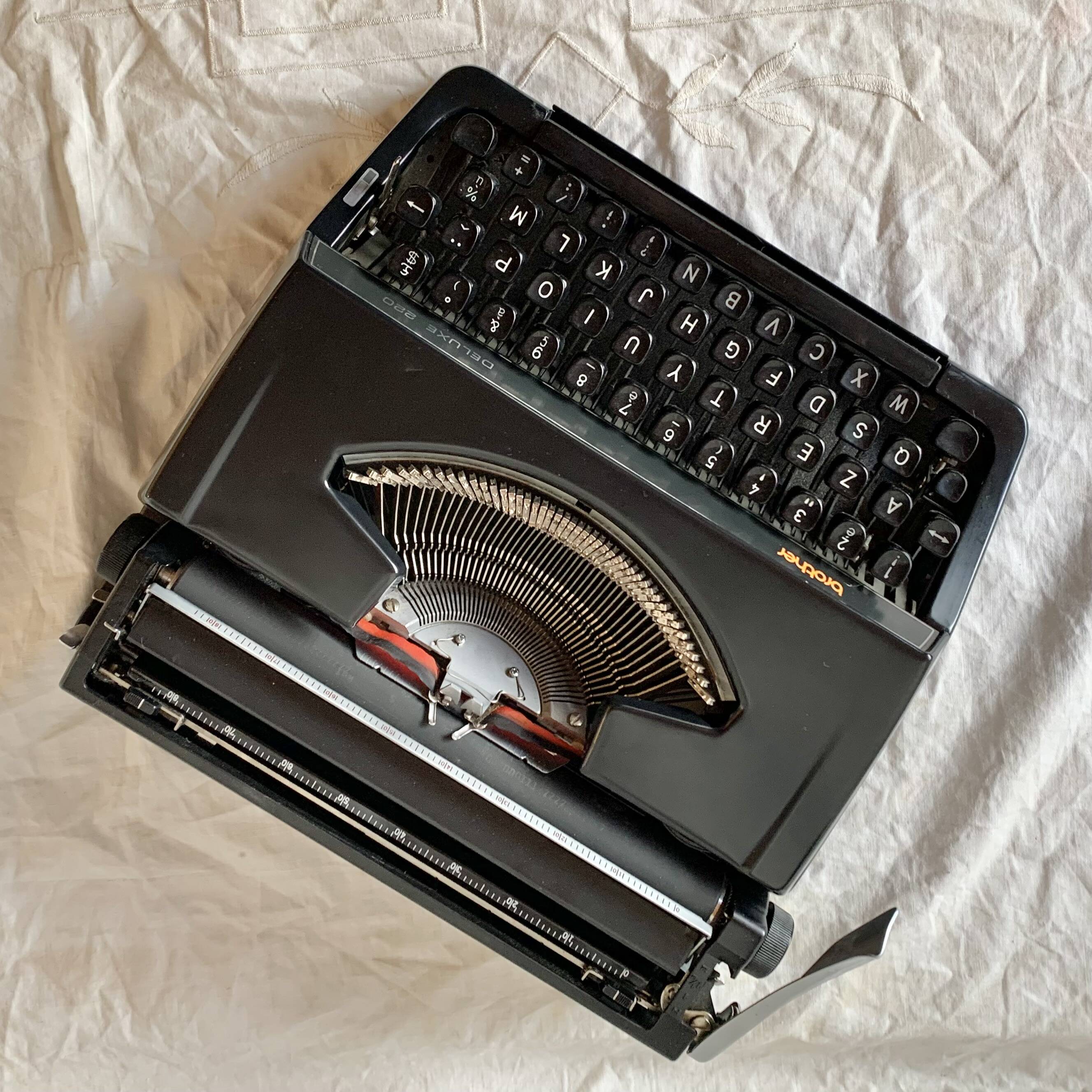 Old Brother 220 Deluxe mechanical typewriter - Made in Japan