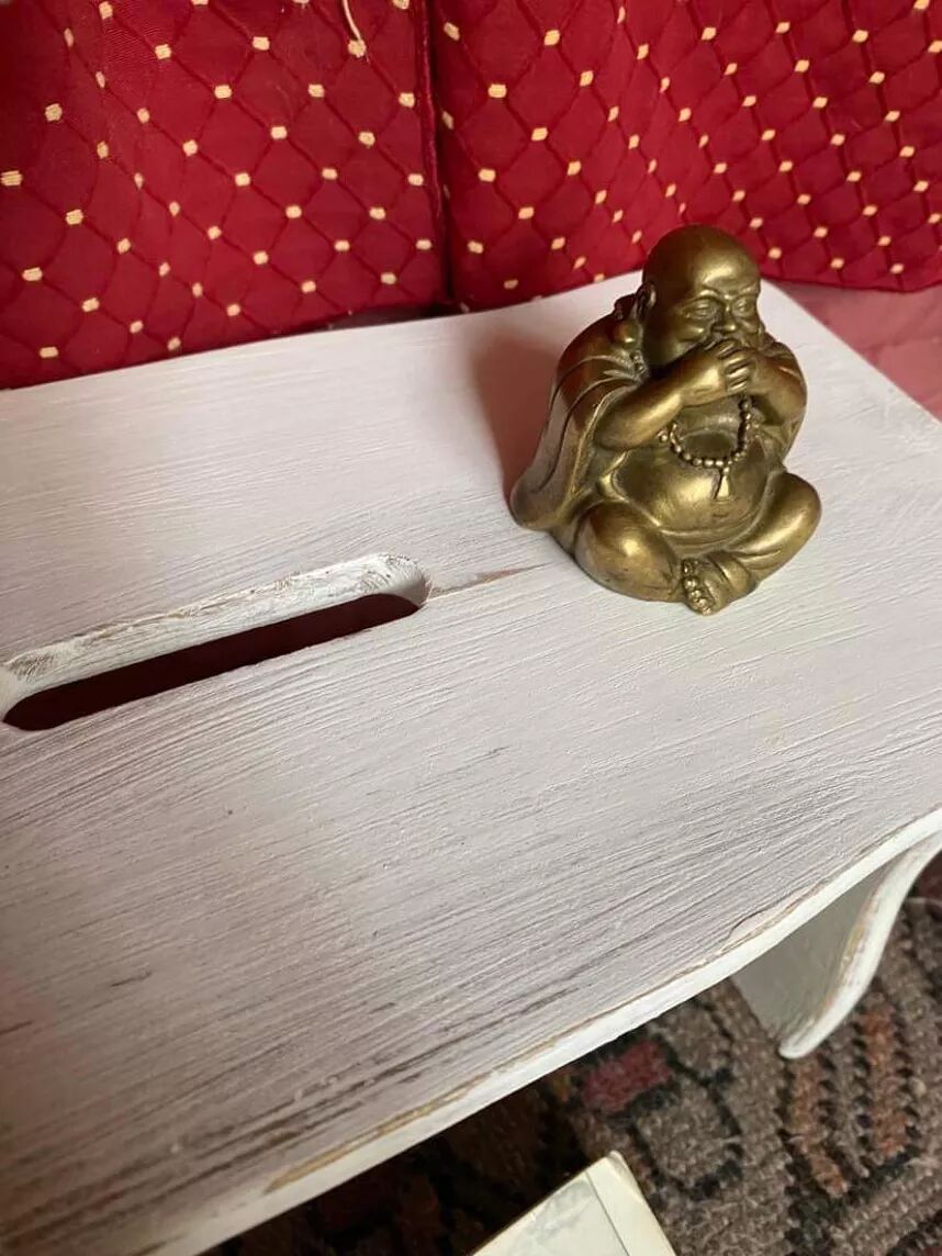 Small footrest bench, rustic, in patinated wood.