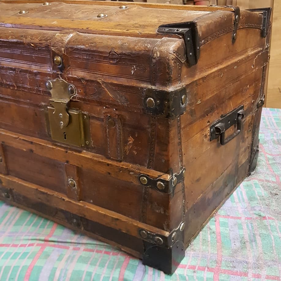 Superb trunk leather trunk dating from the end of the XIX century in its juice