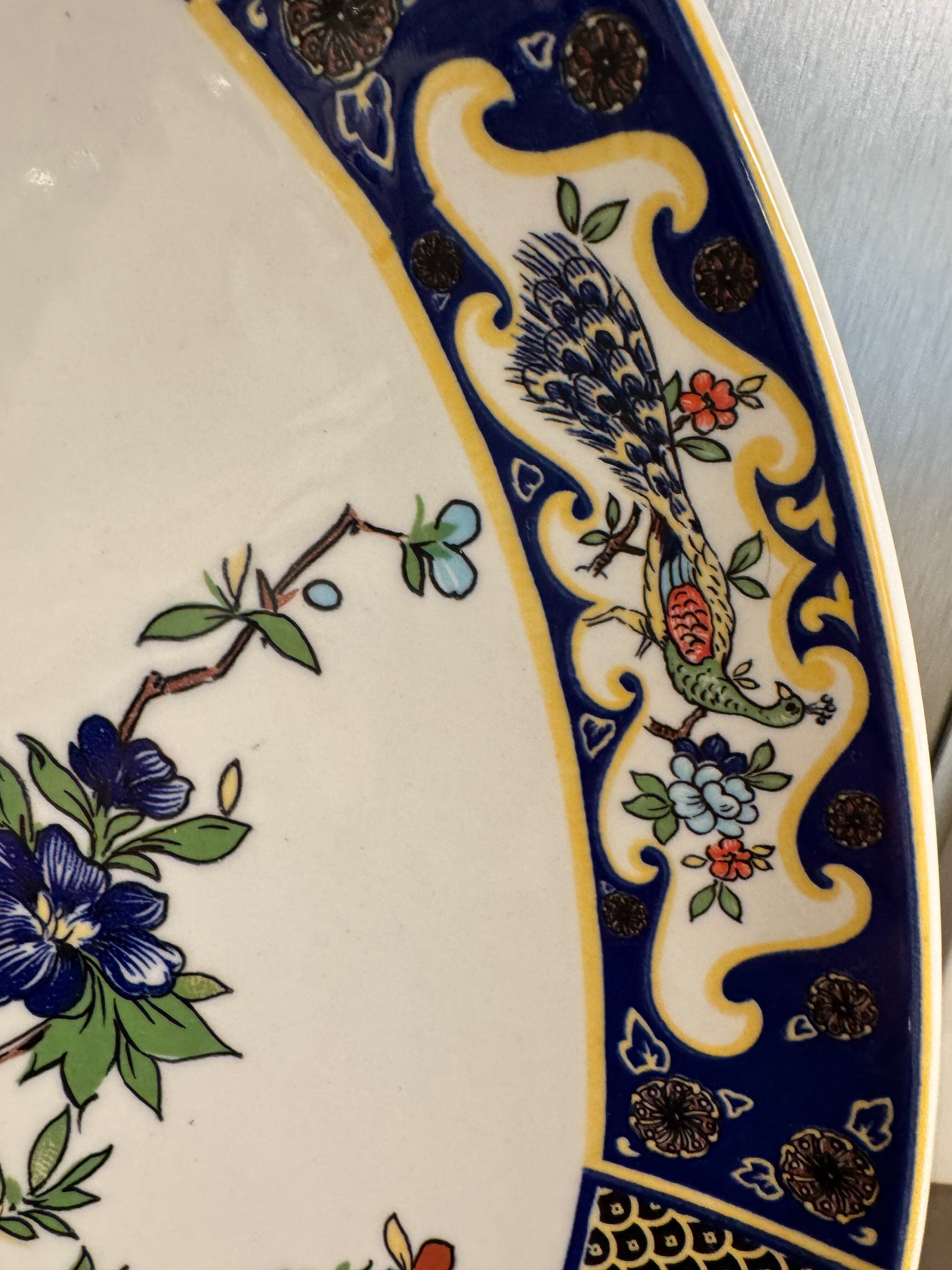 Grand plat à décor de Paons et fleurs XX siècle