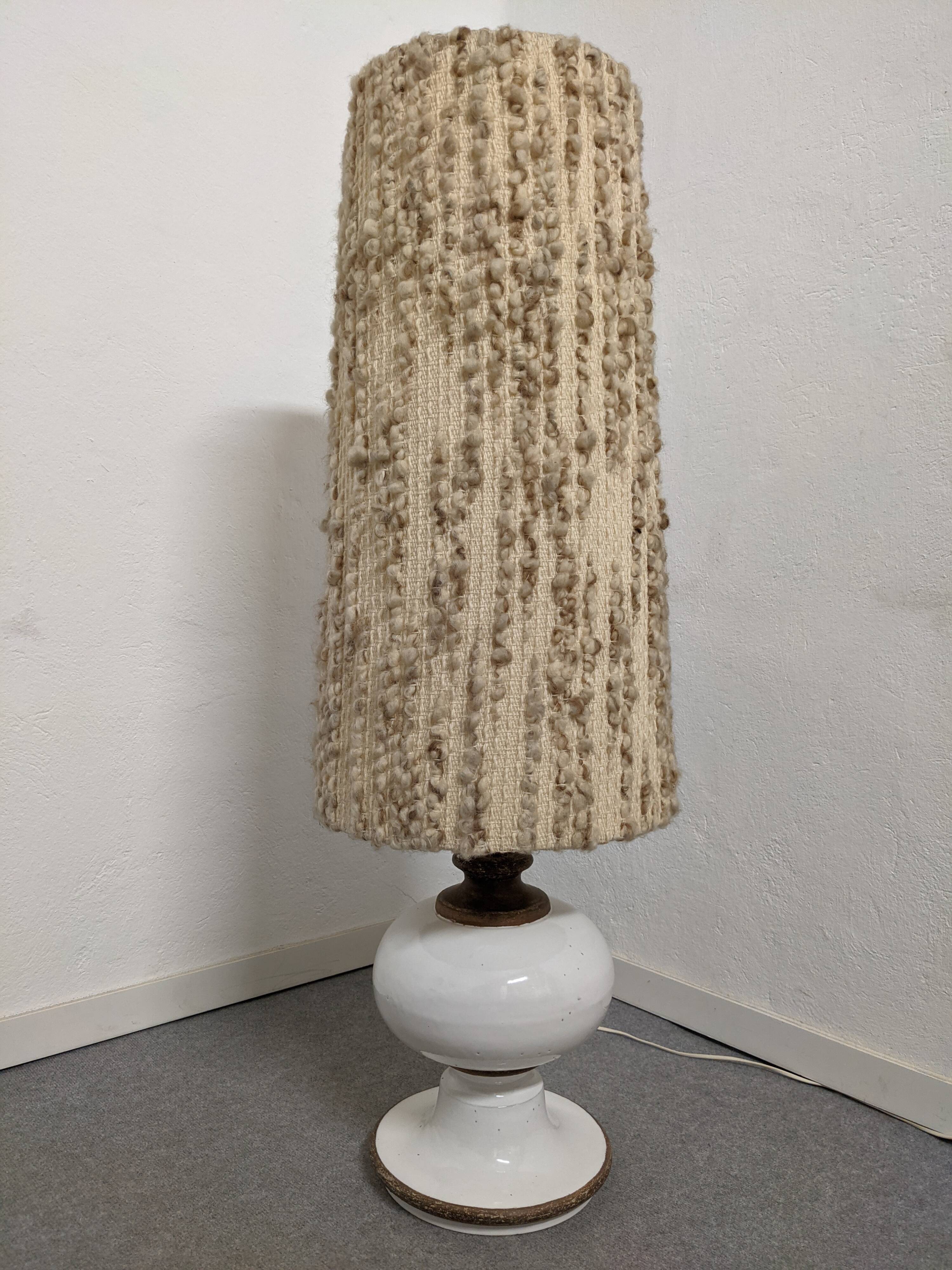 Lampe de sol en grès émaillé blanc et abat-jour en laine, années 60-70