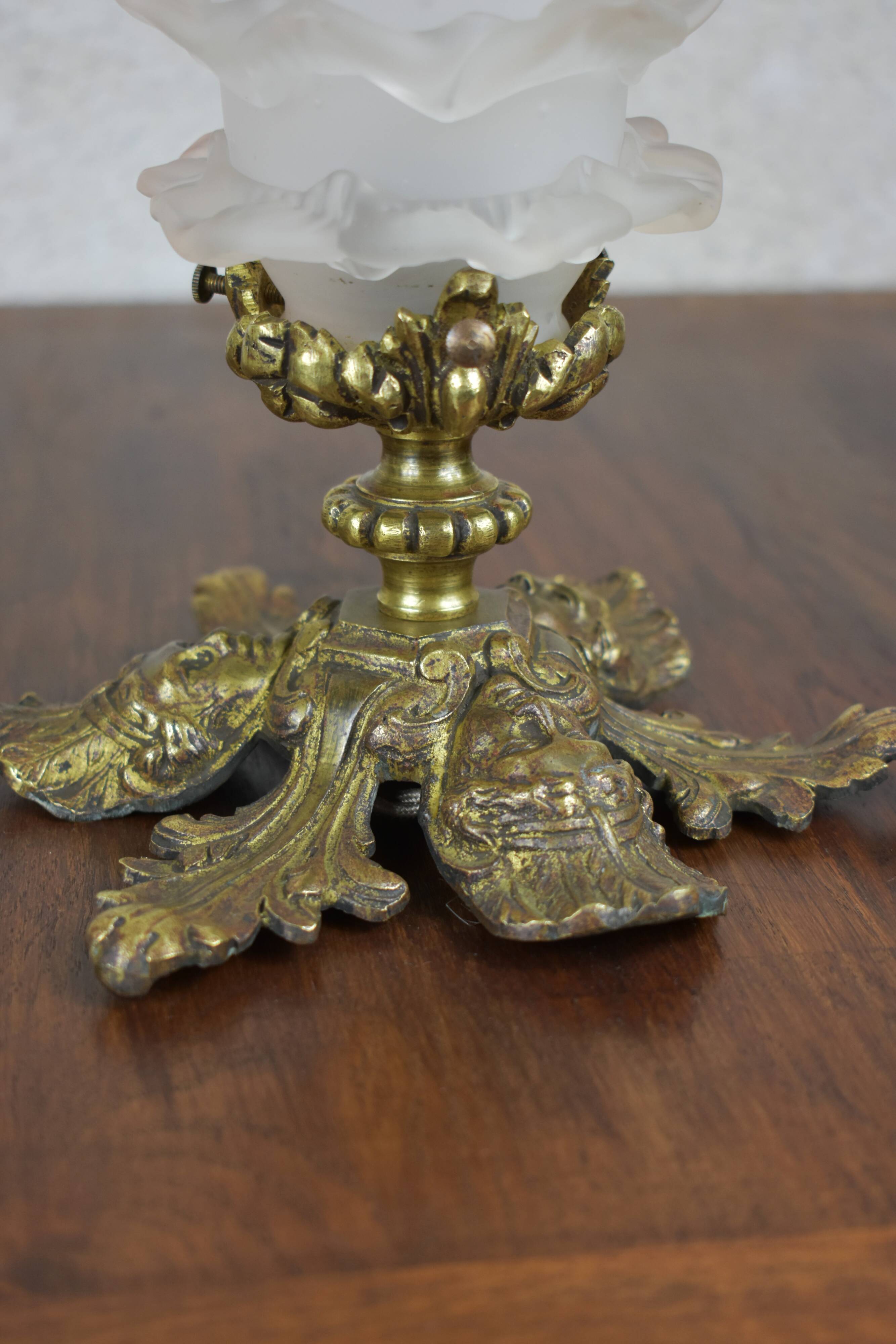 Suspension in bronze and glass paste.