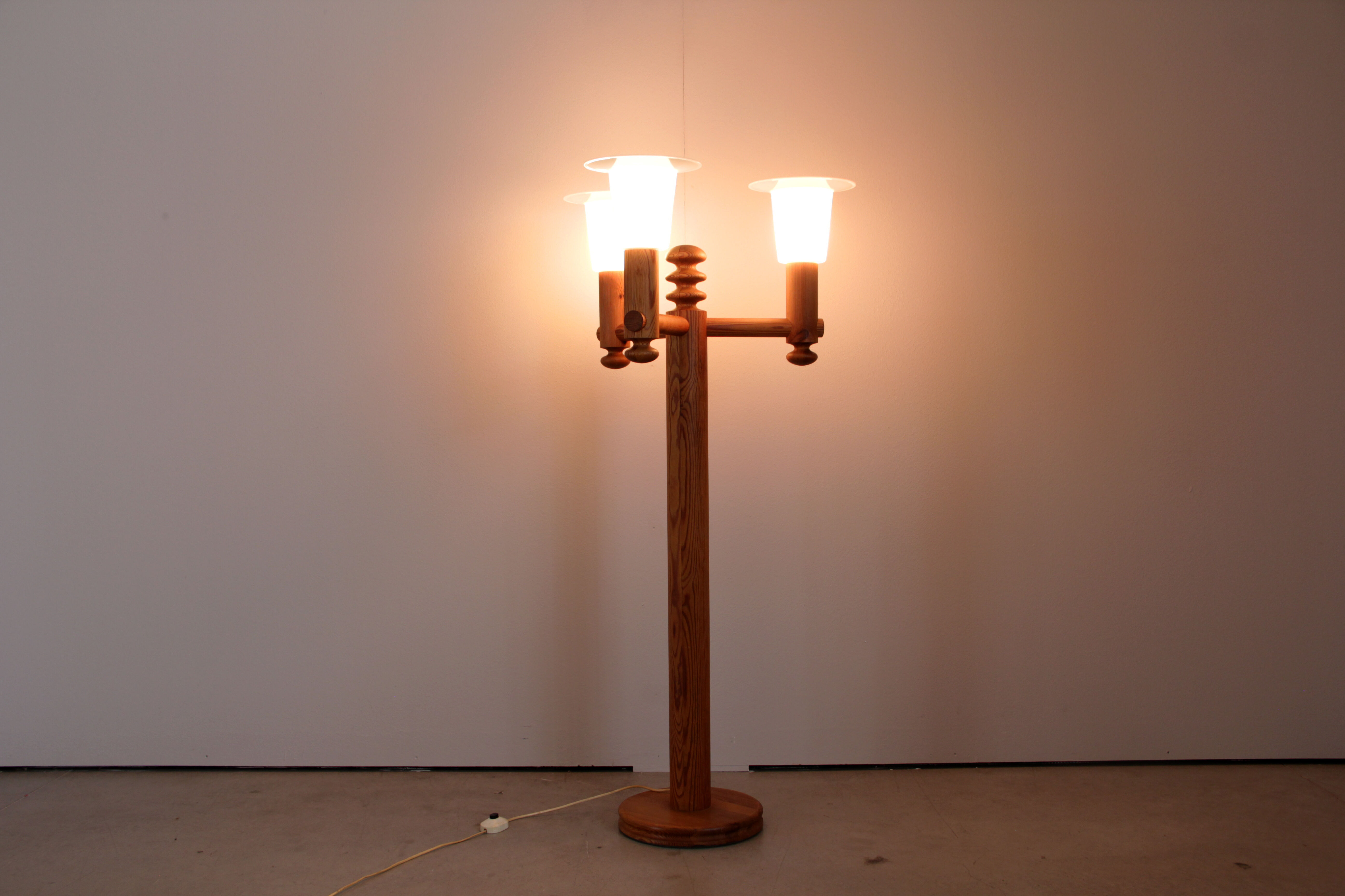 Turned solid pine floor lamp by Uno Kristiansson for Luxus Sweden, 1970s