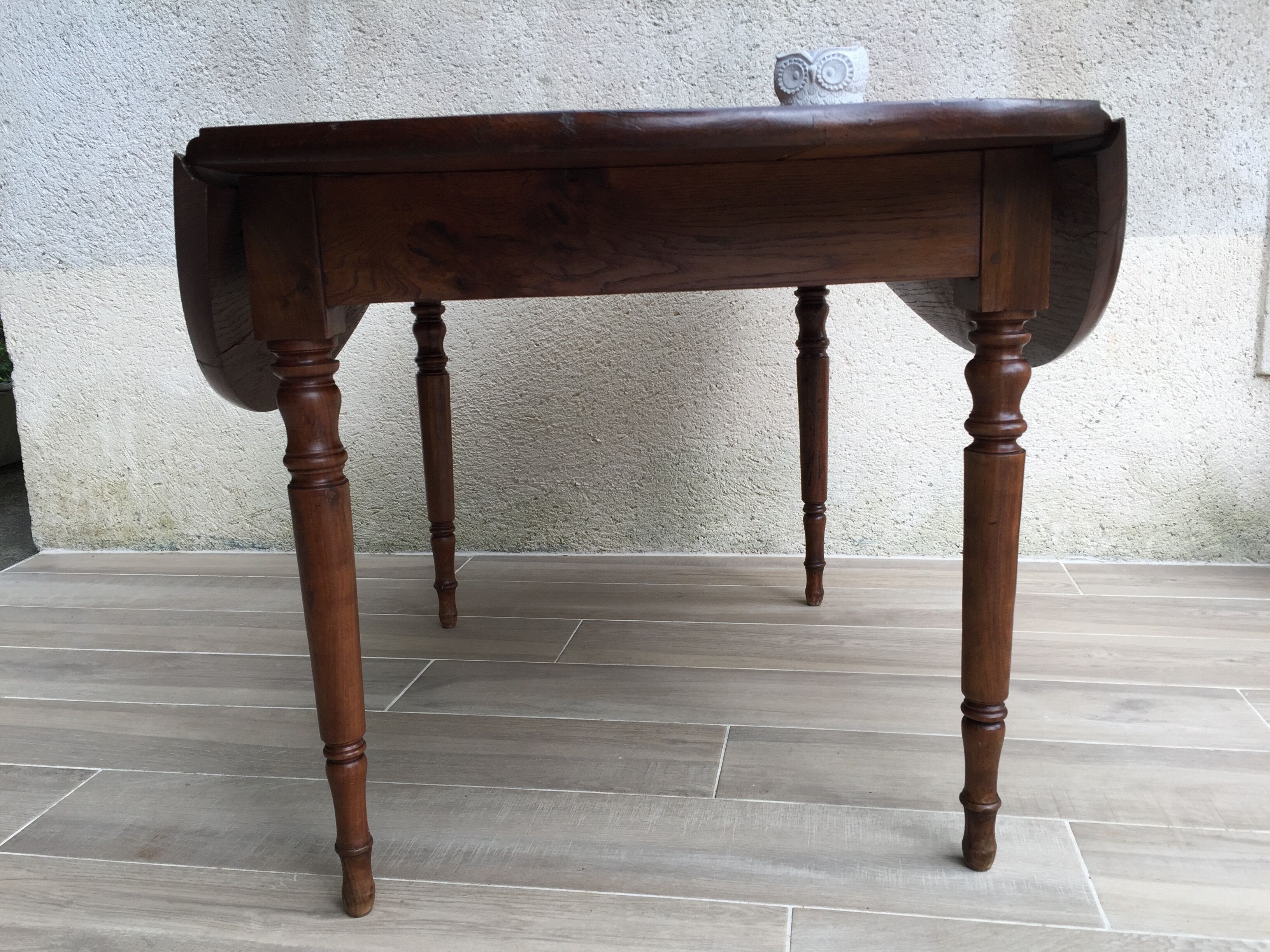 Large table round in rabats in vintage massive oak