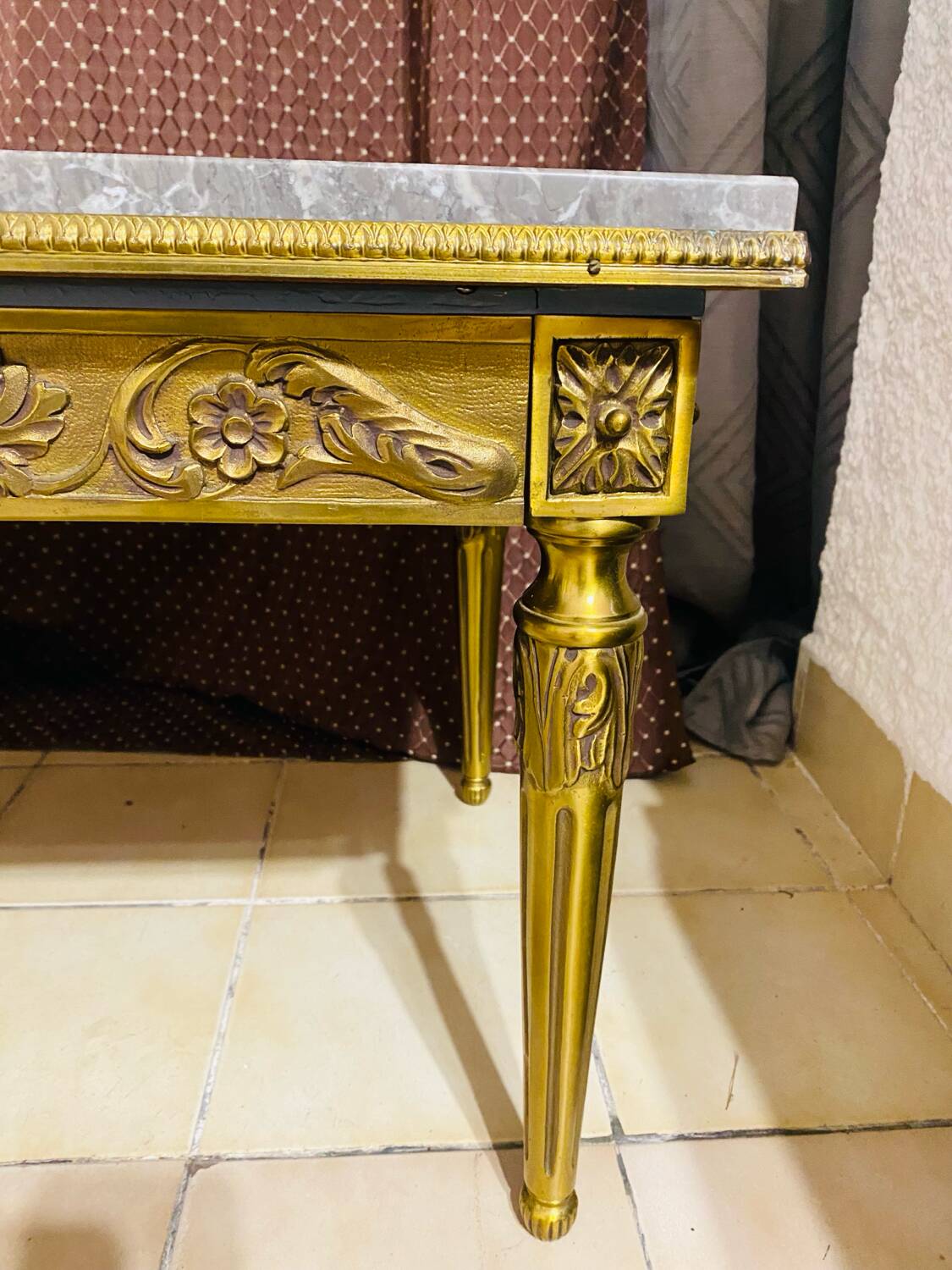 Louis XVI style coffee table – Marble and gilded bronze structure