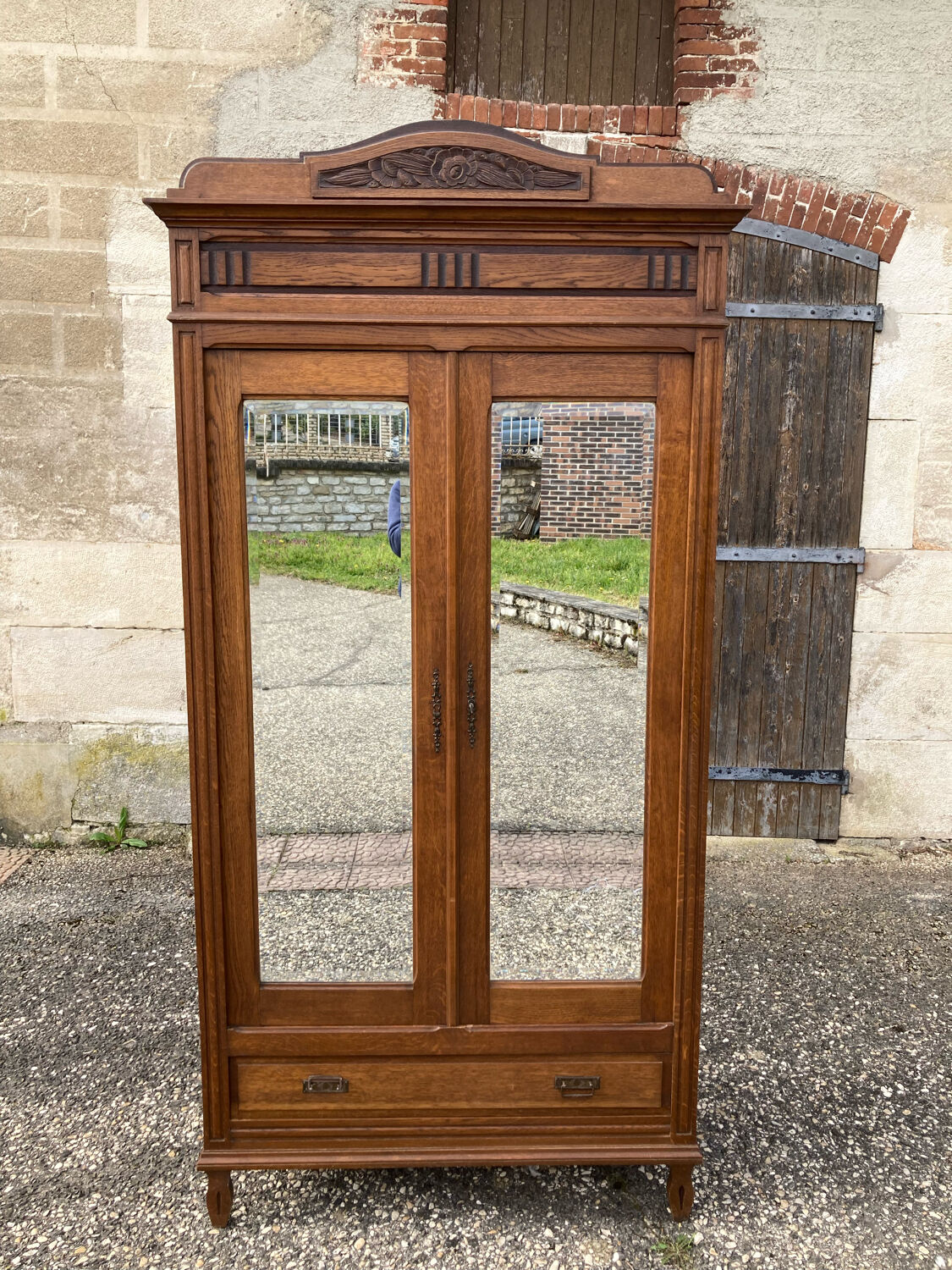 Parisian cabinet with shelves