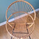 Fauteuil en rotin et piètement en métal noir