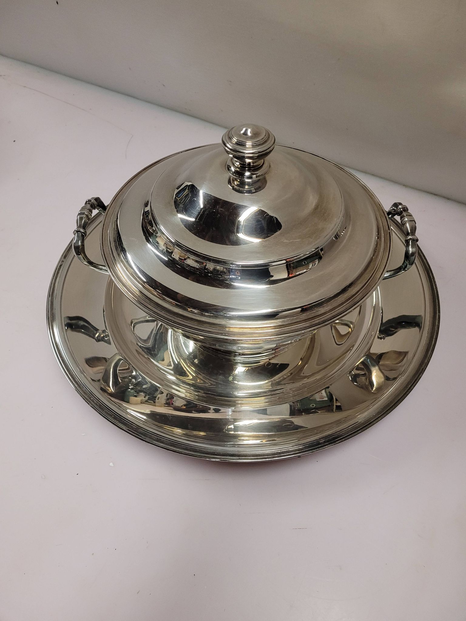 Tureen and round trivet in Christofle silver metal