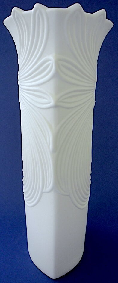 White porcelain biscuit vase, "Floralie" line, Kaiser factory (Germany)