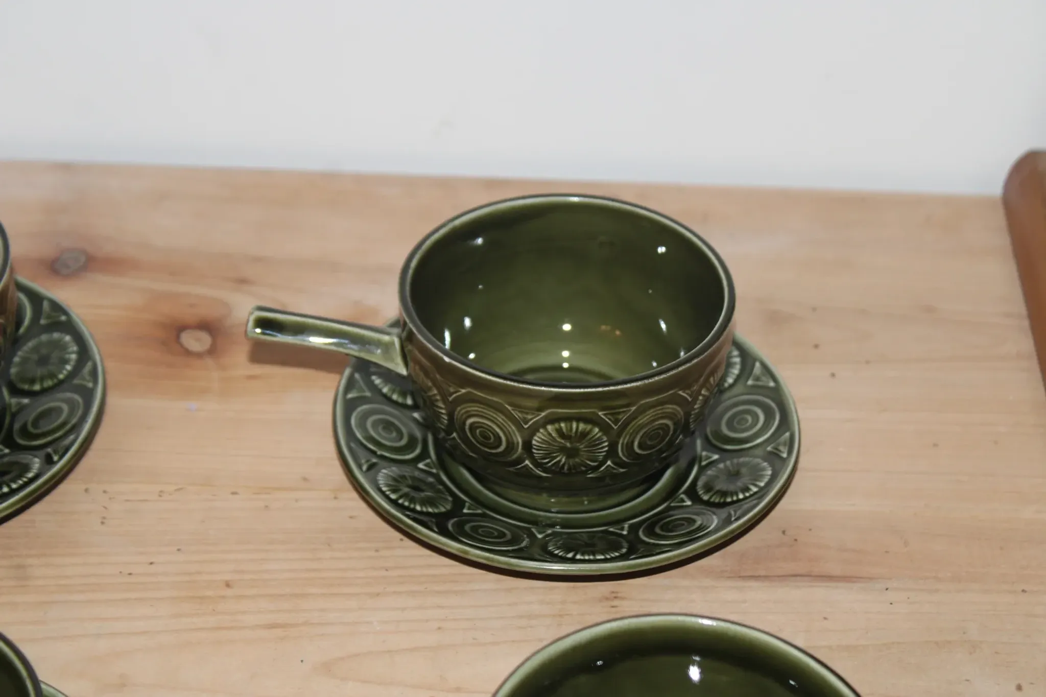 Vintage Tams England service – 6 soup bowls with handles and saucers in olive green ceramic.