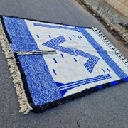 Tapis berbère tissè main authentique a motifs bleu 150/250 cm