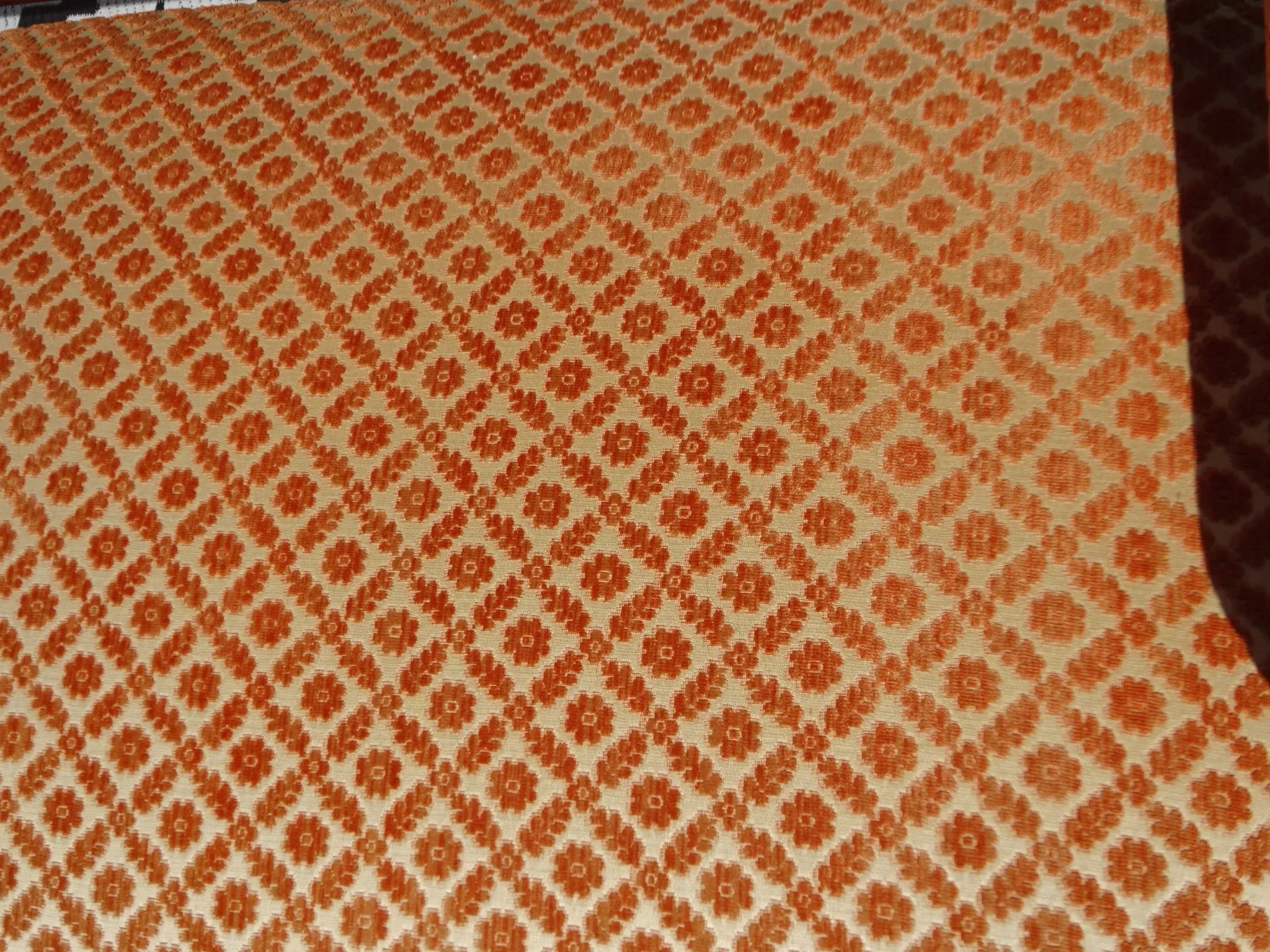 Ancienne banquette en bois et velours orange