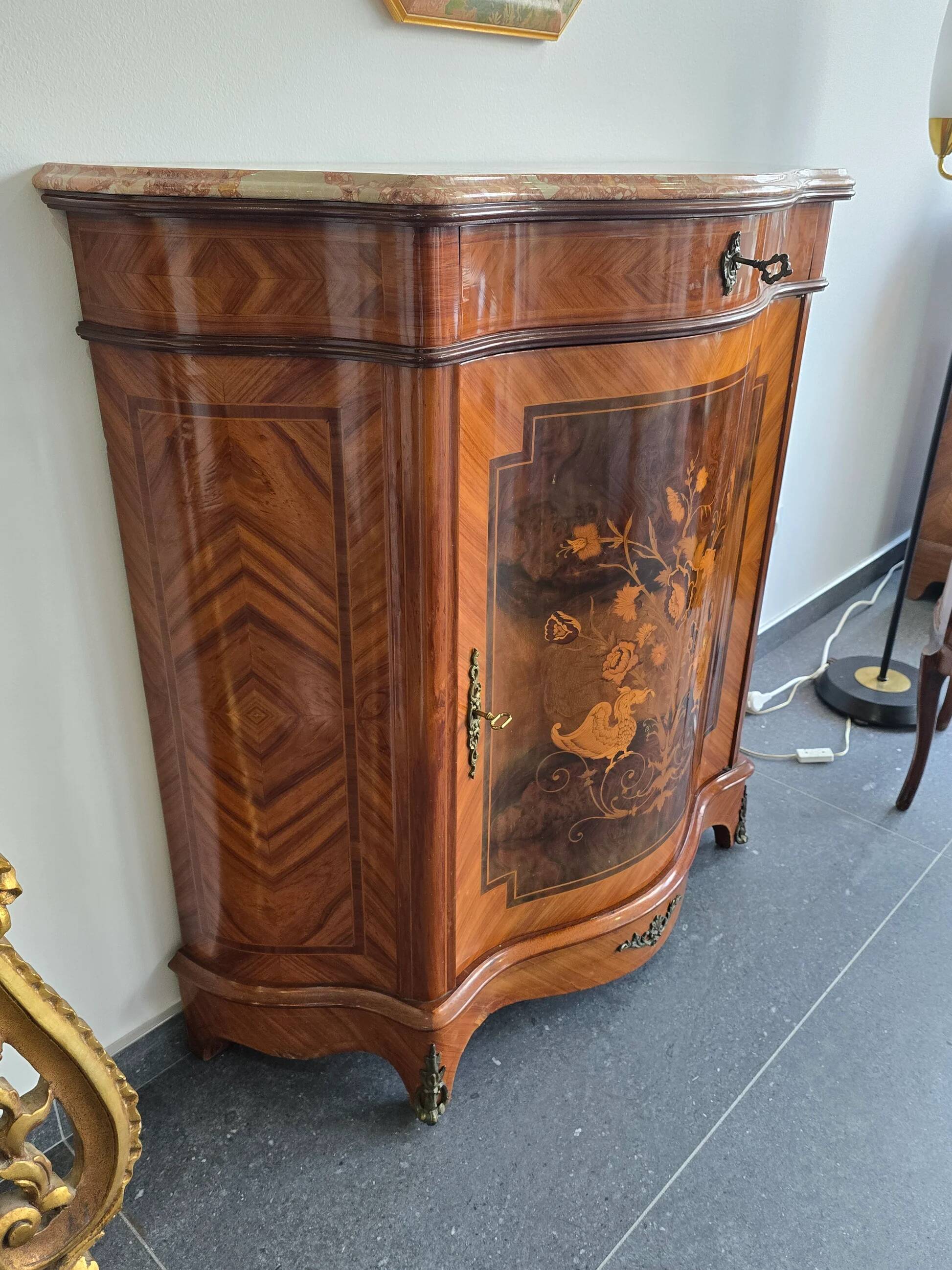 Curved support furniture in floral marquetry – Louis XV style, marble top, late 19th century.