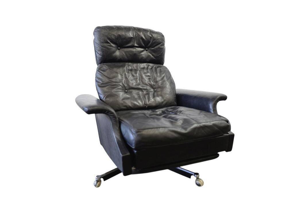 Vintage black leather armchair / lounge chair / relax seat