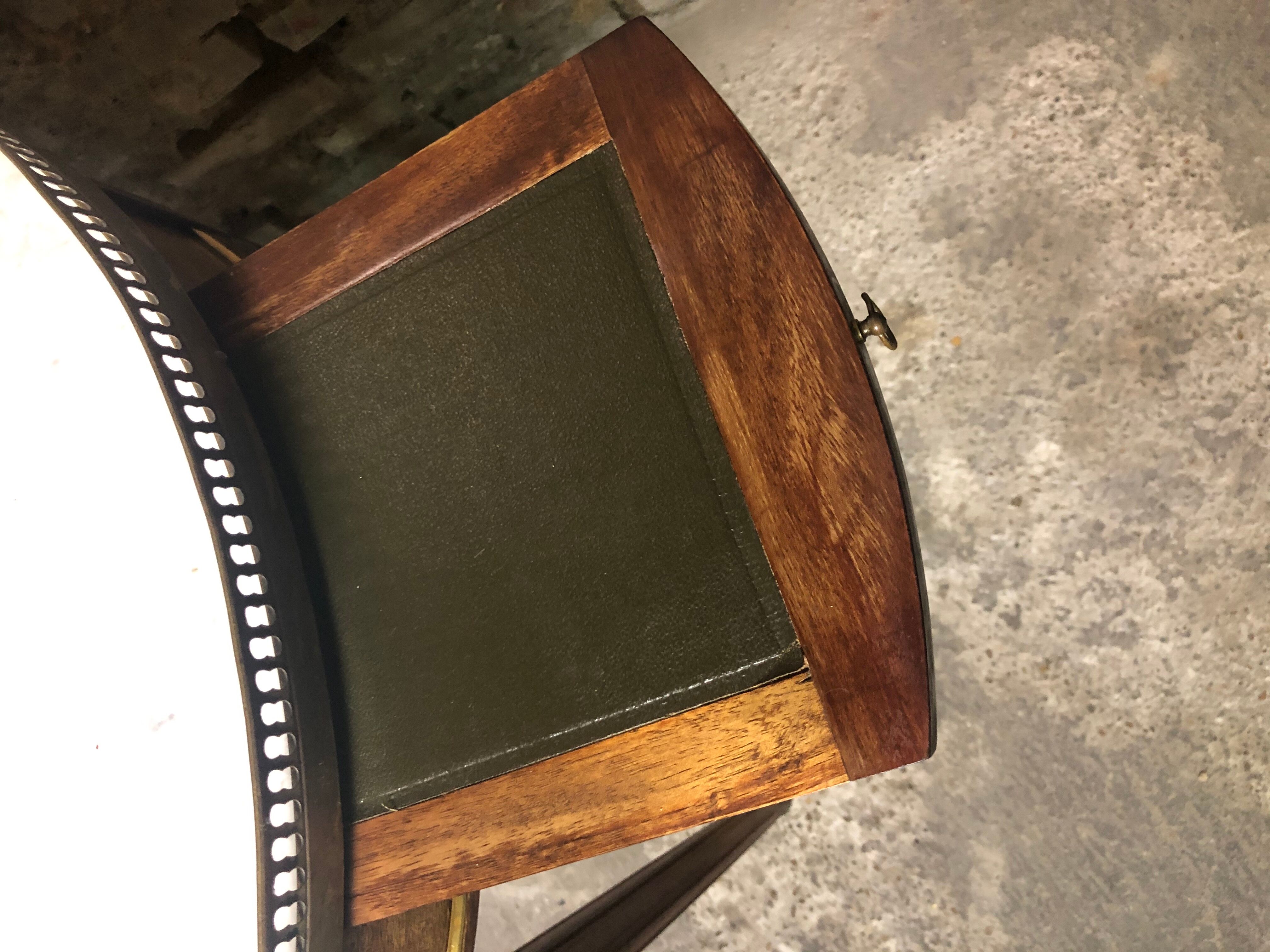 Table bouillotte de style Louis XVI en acajou et dessus marbre 1940