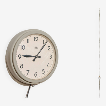 Horloge murale industrielle grise nufa 220v / 110v - design néerlandais fabriqué dans les années 1960 - diamètre 32cm