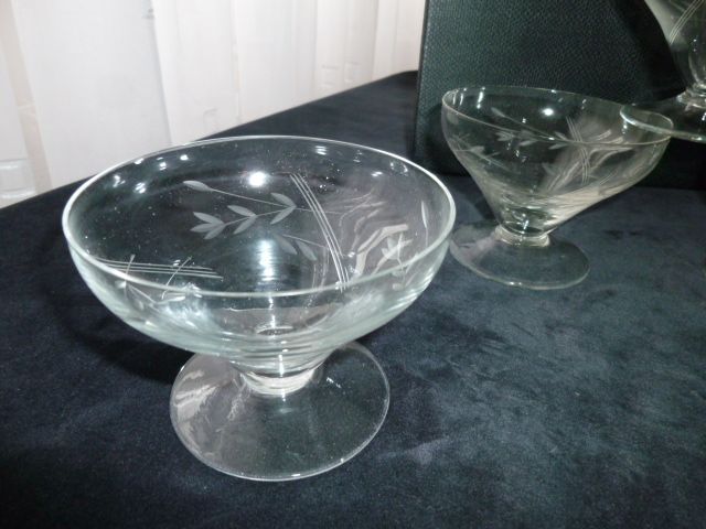 Set of 6 low glass champagne glasses ground decoration. 50s