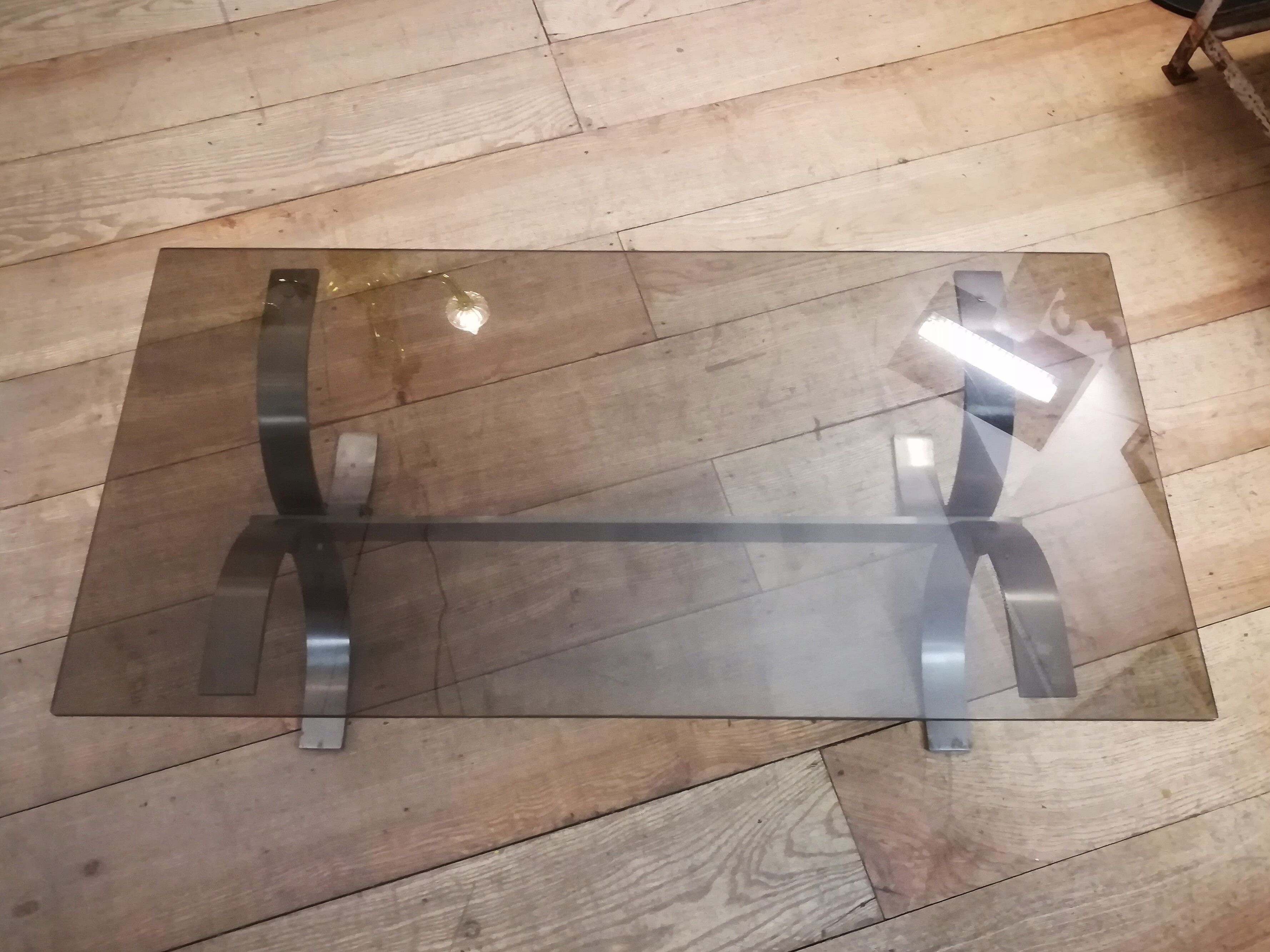 Table basse en acier brossé et verre fumé
