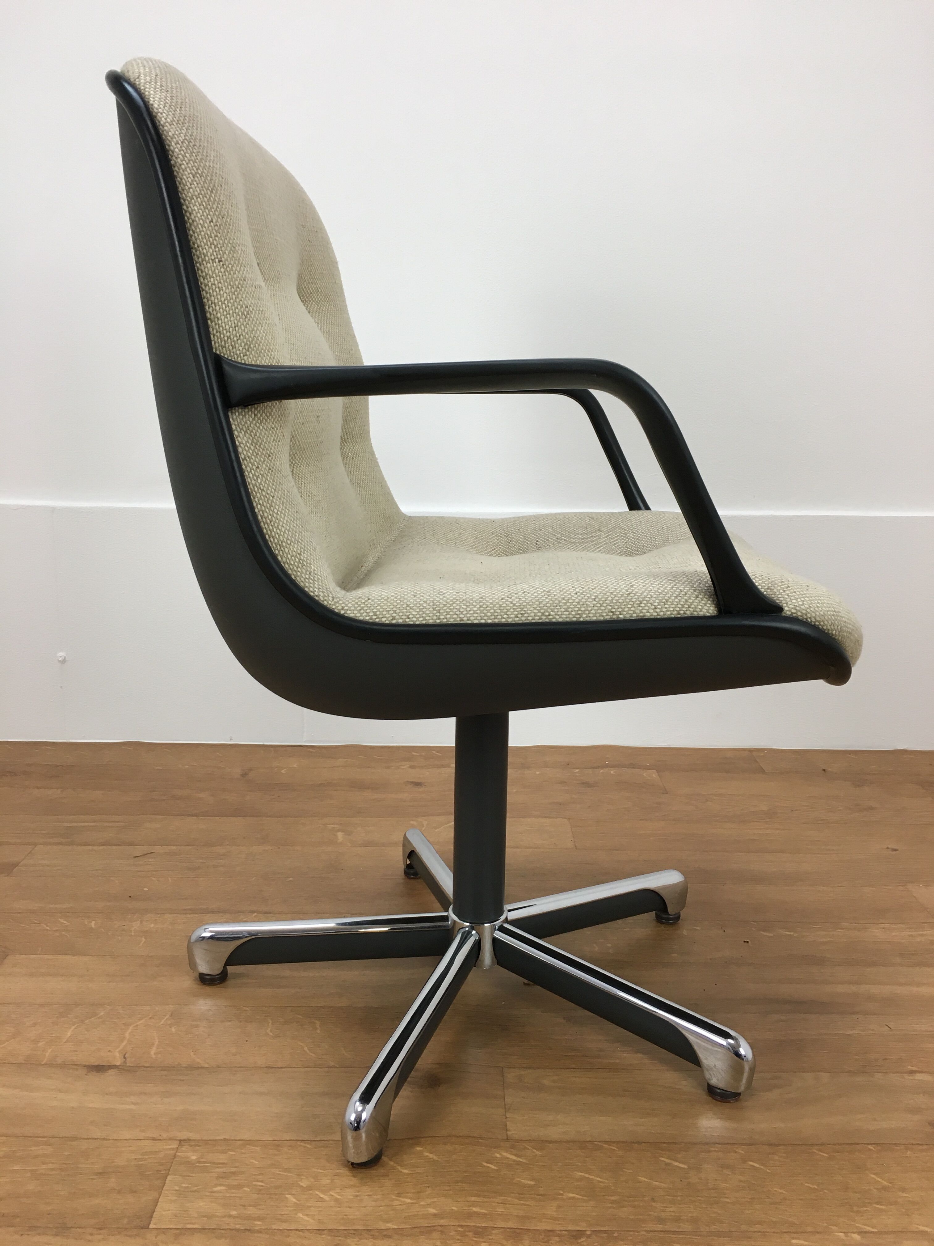 Fauteuil coque Strafor 451 par Randall Buck 1970 space age