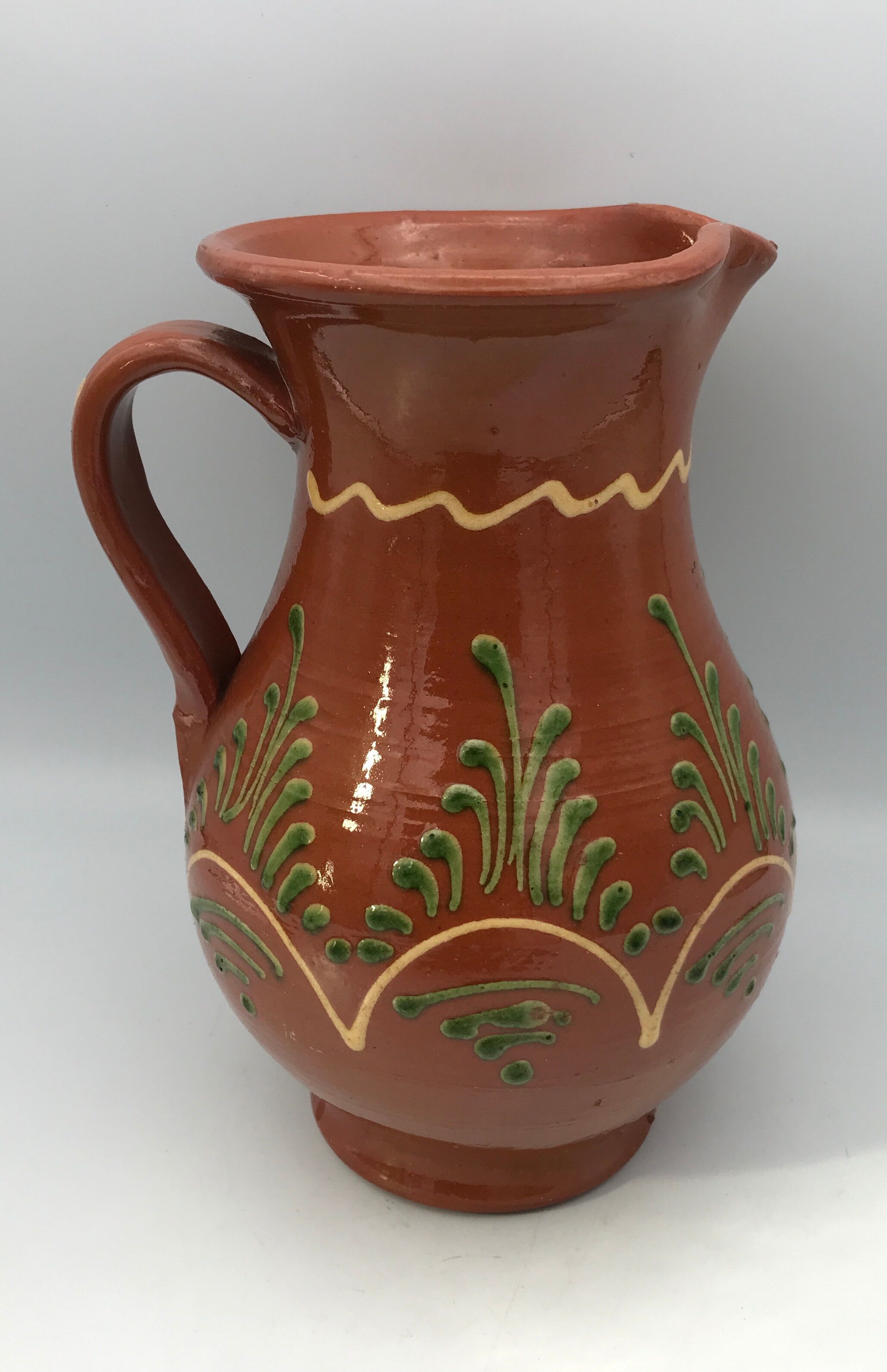 Vintage pitcher in glazed terracotta and polychrome décor
