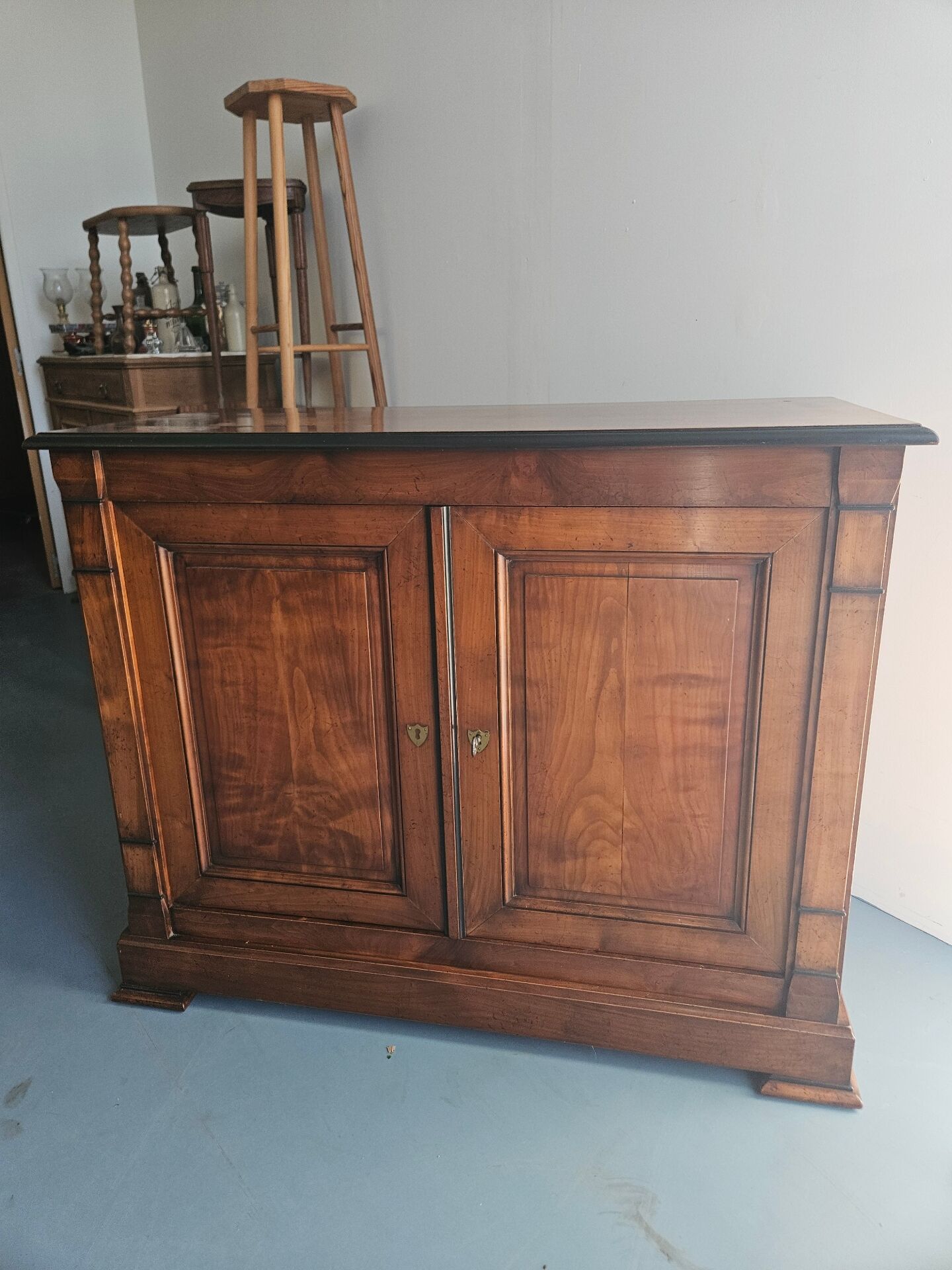 Buffet rustique en bois avec 2 tiroirs intégrés 