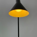 Lampe de table noire conçue par Arne Jacobsen et fabriquée par Louis Poulsen