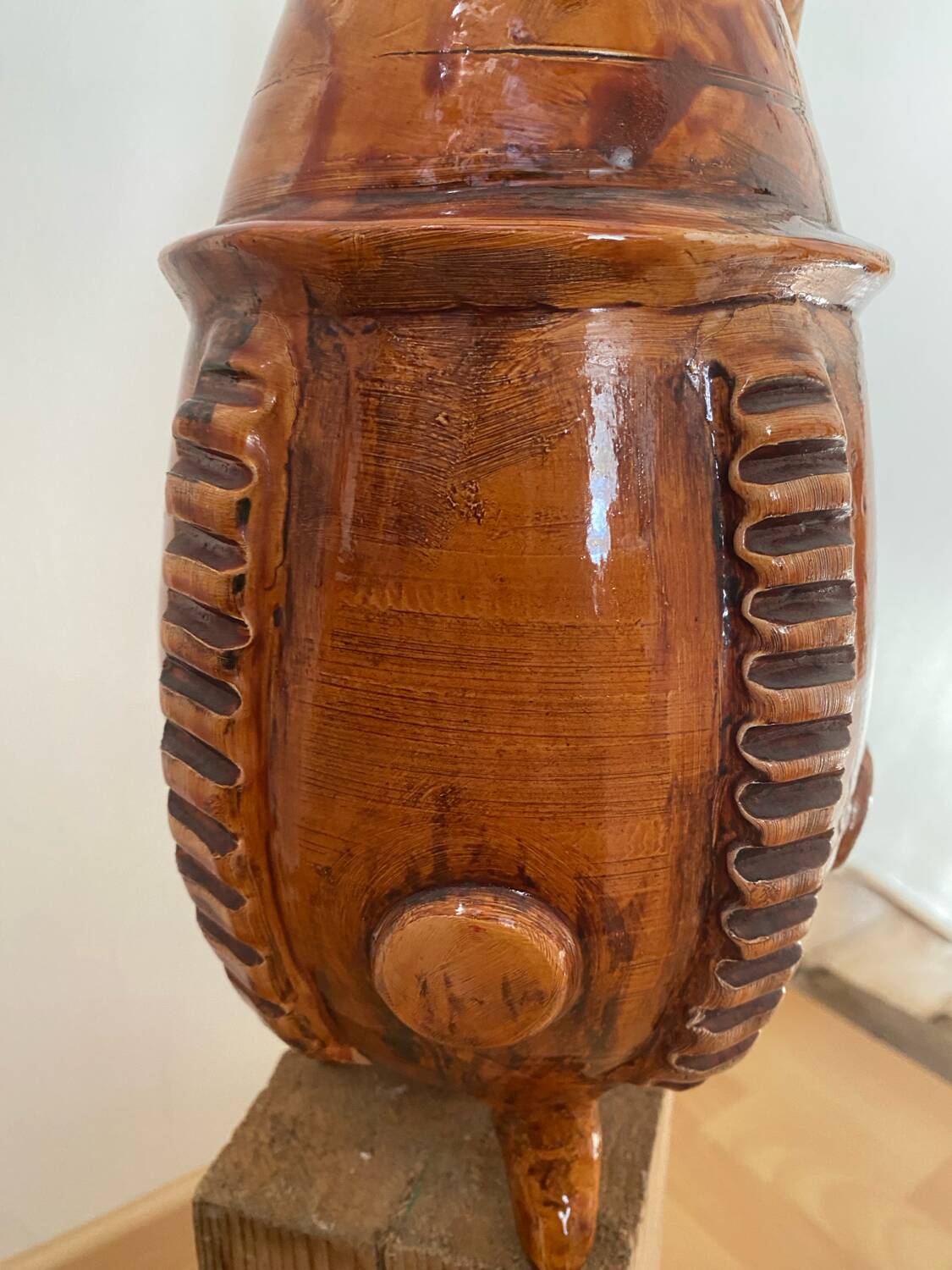 Tripod pottery