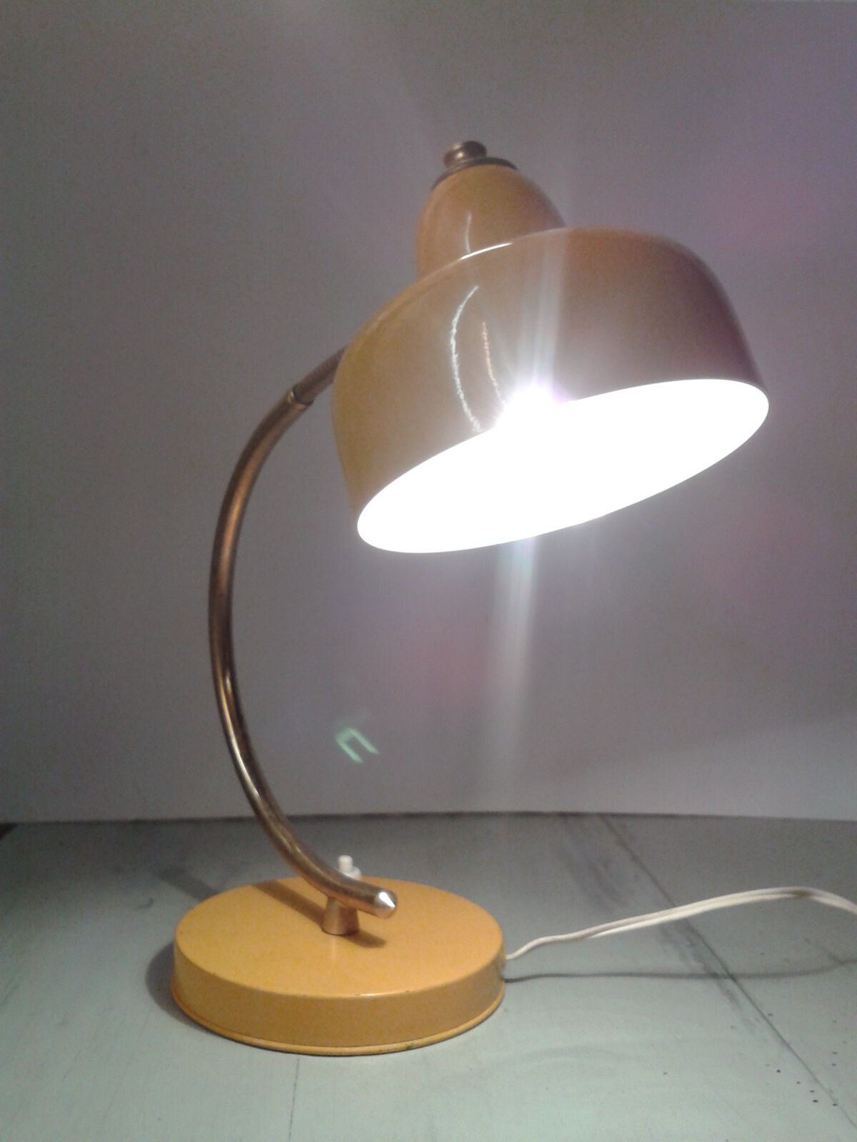 Lampe vintage  60 tôle laquée et laiton