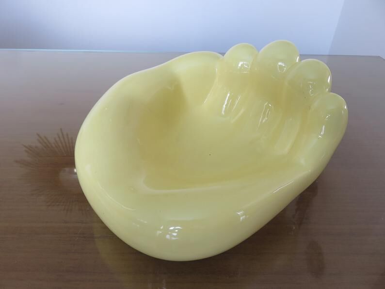 Empty hand-shaped pocket in pale yellow ceramic years70