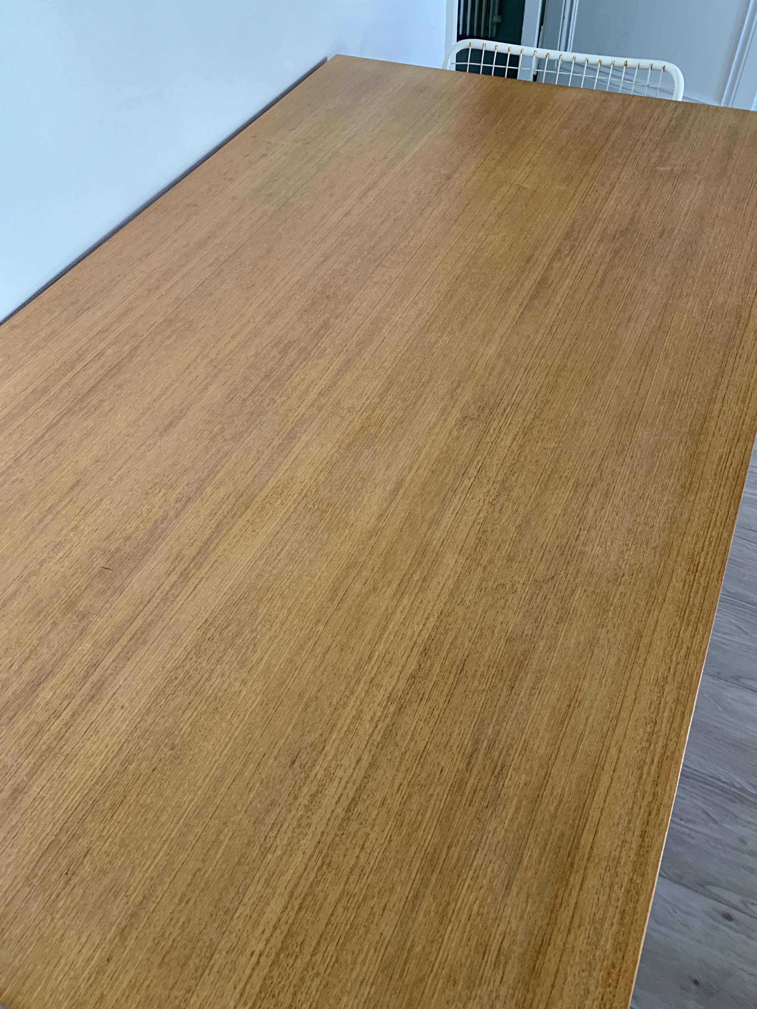 Expandable teak dining table