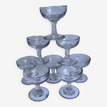 lot de 9 petits verres à liqueur en verre moulé début XXème