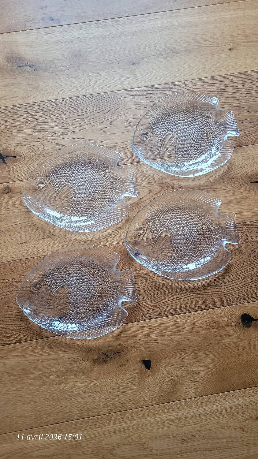 4 transparent glass fish plates