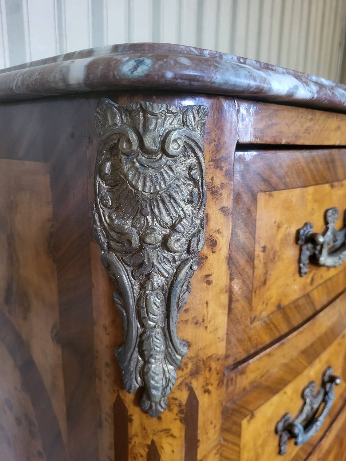 Chest of drawers with 4 drawers in Louis XV style